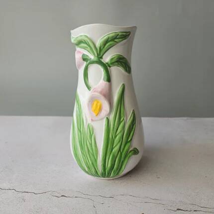 Vase in slipware with Arum flowers