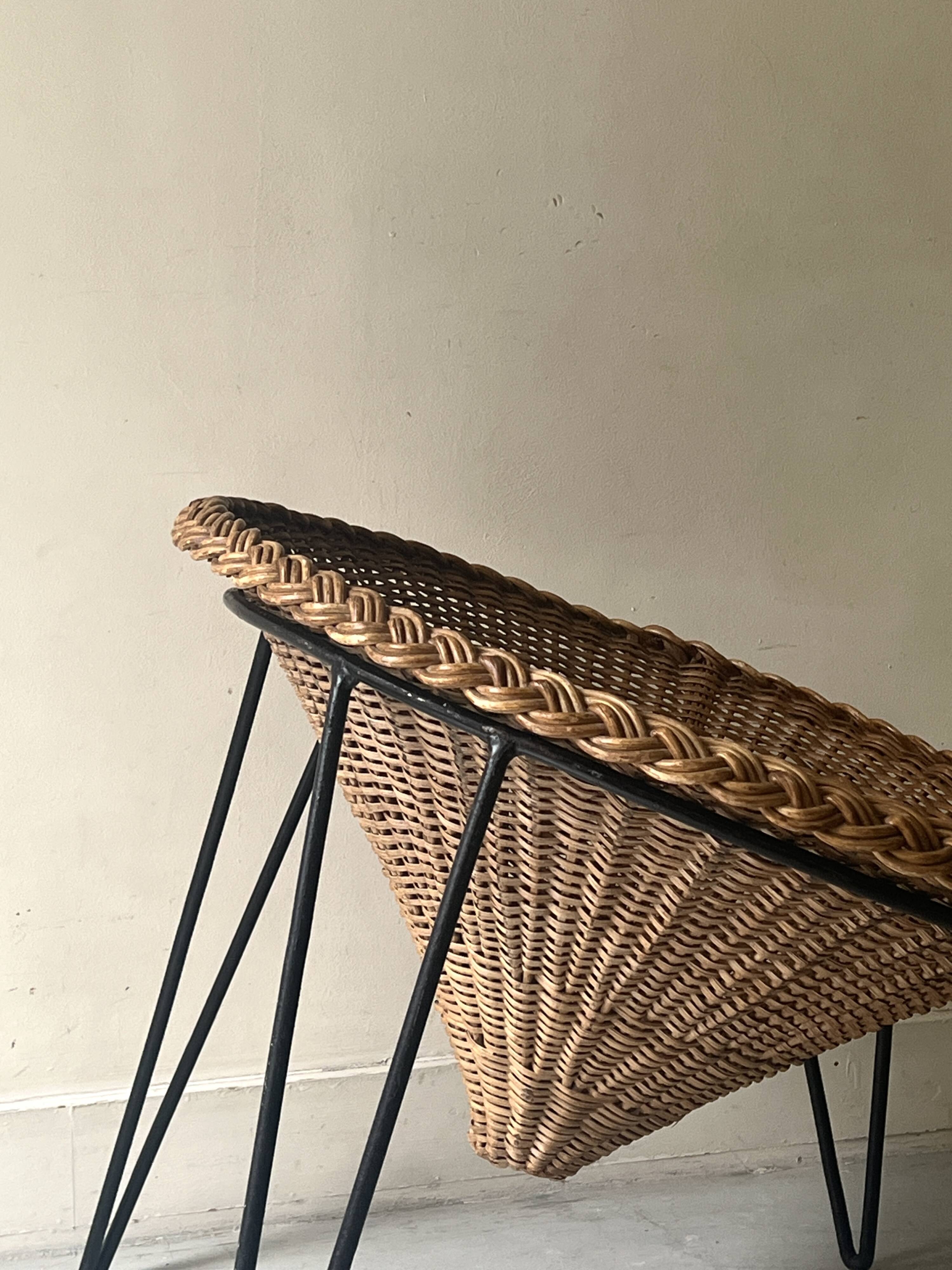 Italian sunflowers armchair in rattan and black metal, 1950s design.