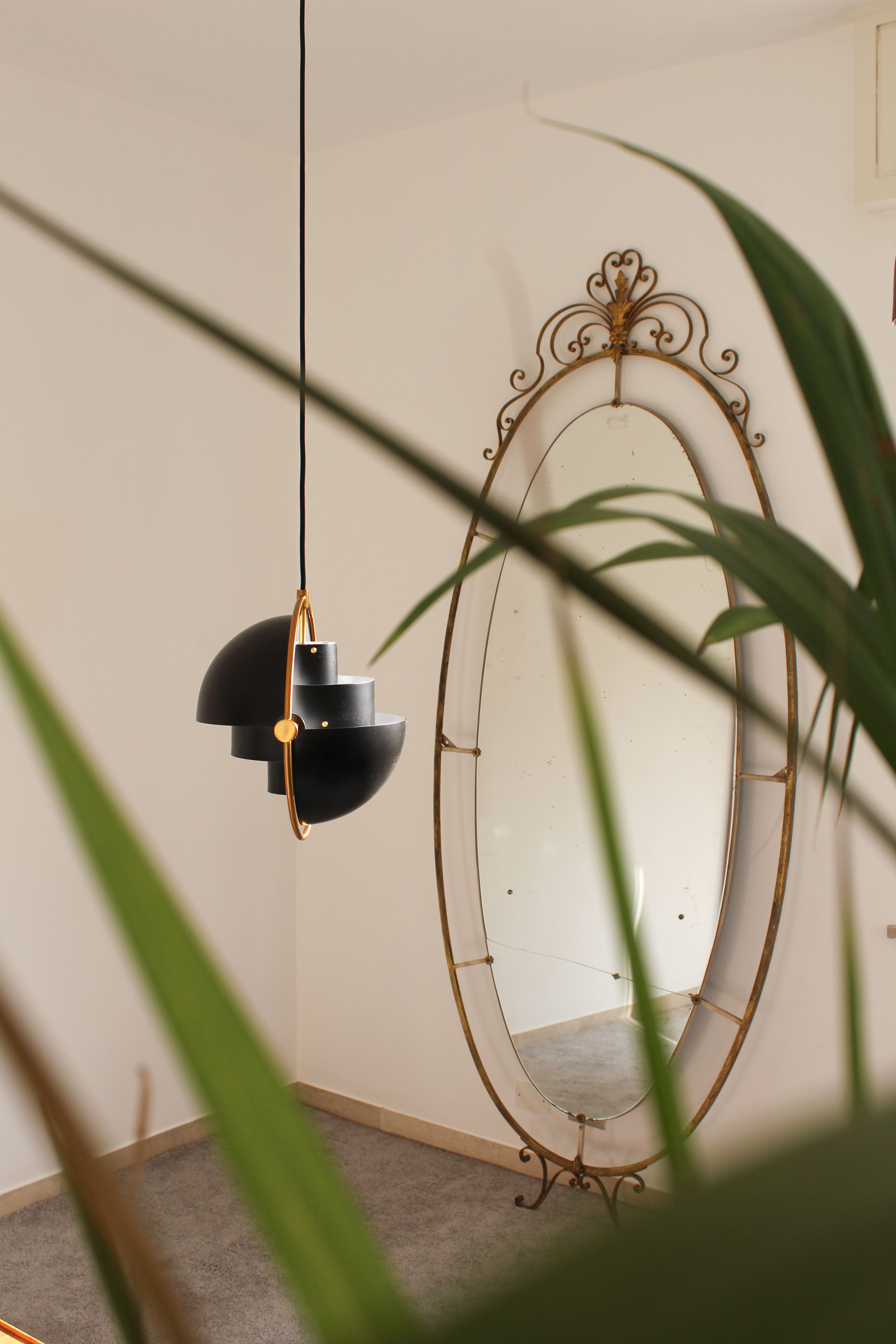 Oval mirror in art deco brass, Italy 1940s.