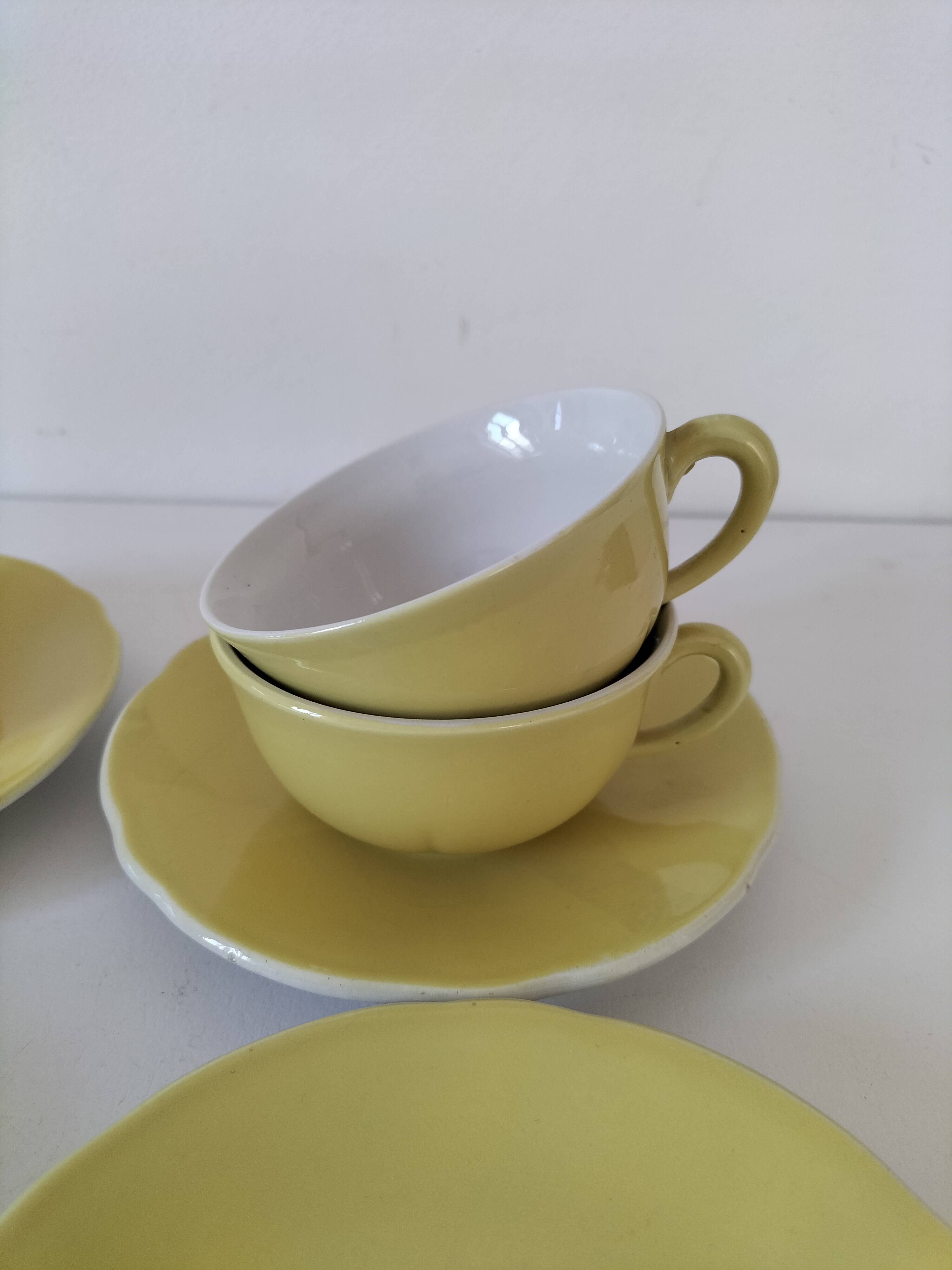 Ensemble tasses et soucoupes vintage en céramique jaune
