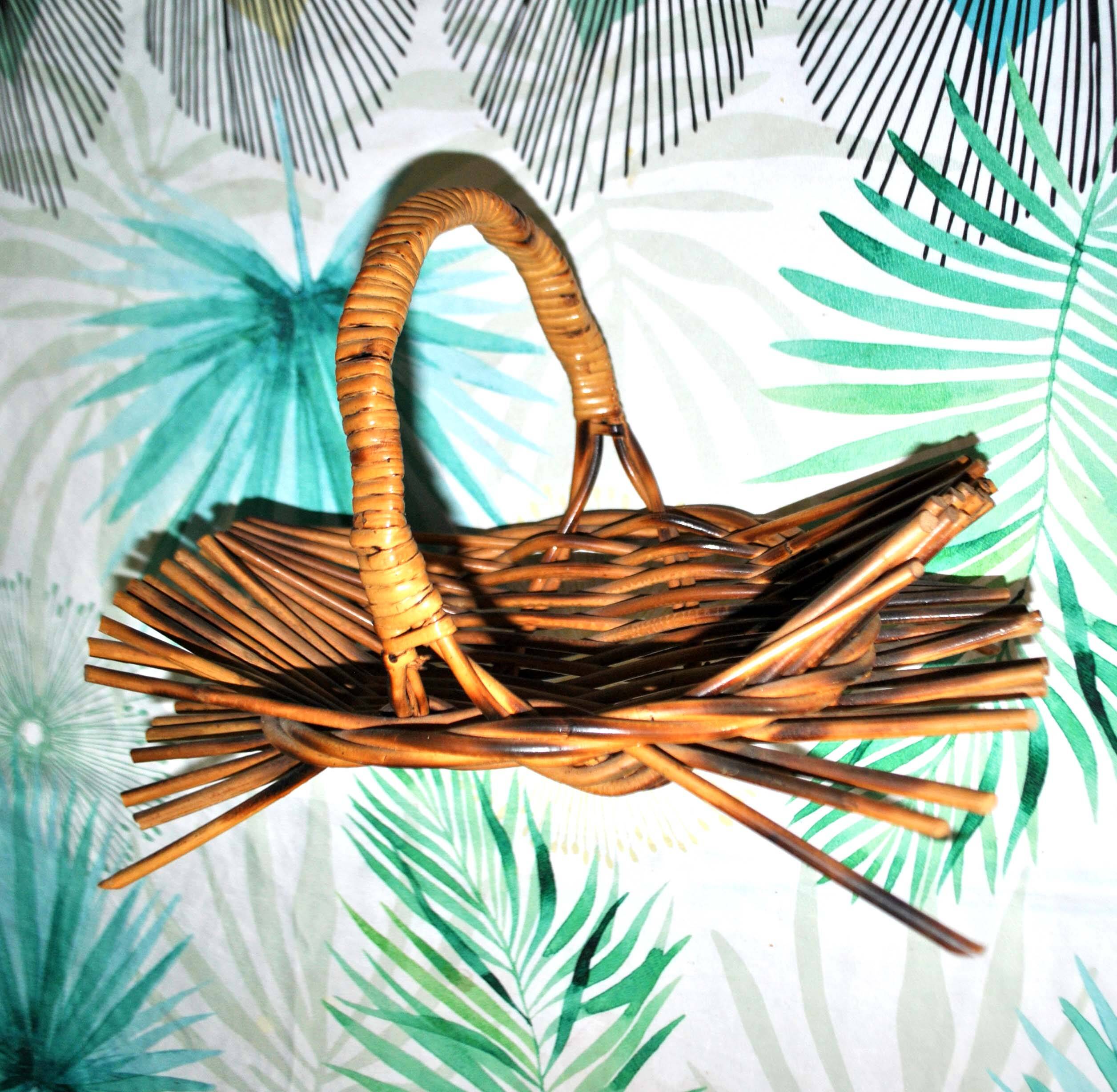 Vintage basket with handle in woven rattan 1960-1970 hippie chic decorative pocket