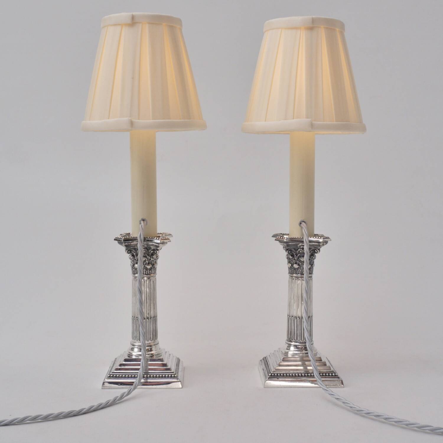 Paire antique de lampes de table en argent corinthien, William Hutton, années 1900, Royaume-Uni