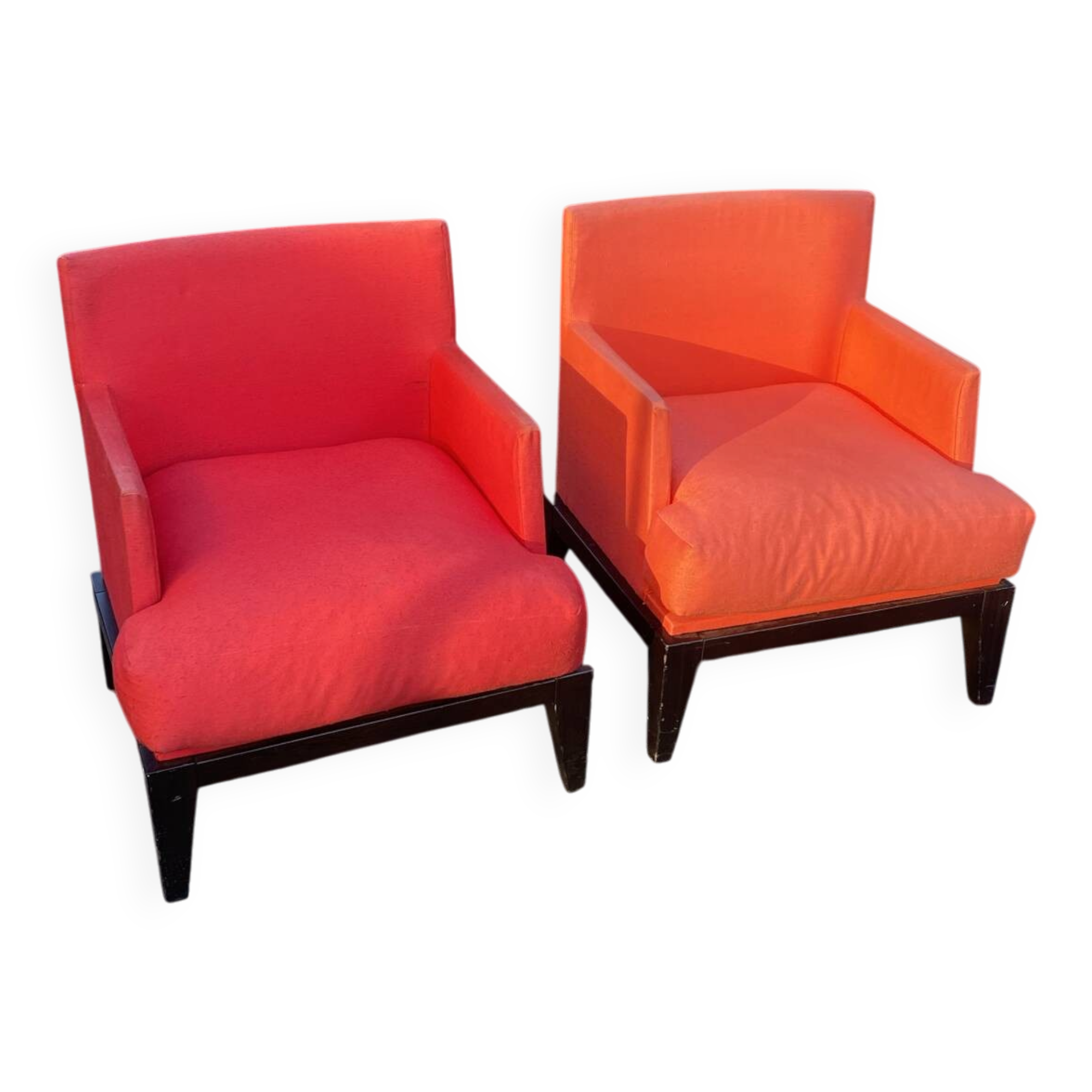 Paires des fauteuils rouge. 