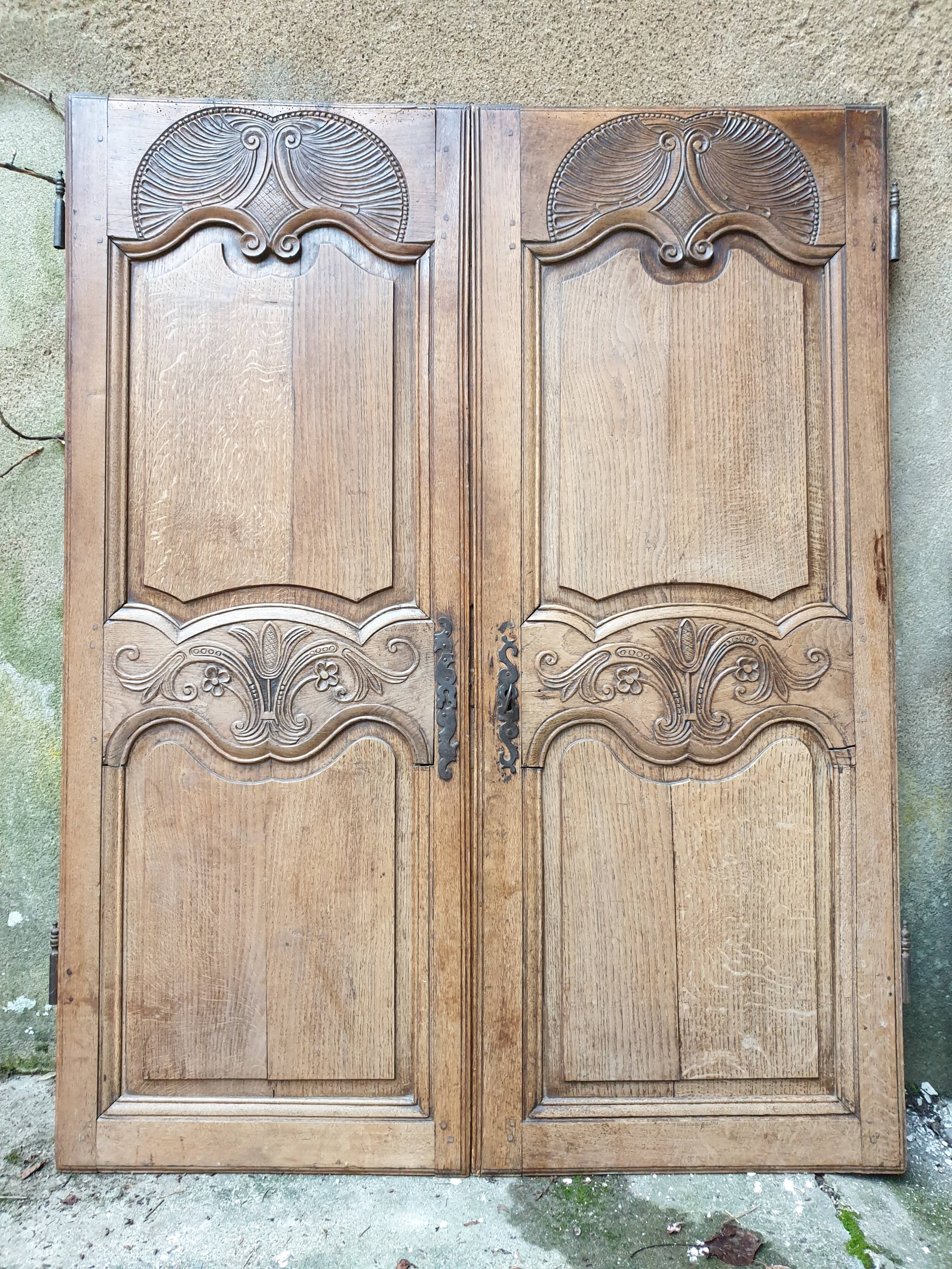 Double portes anciennes de placard