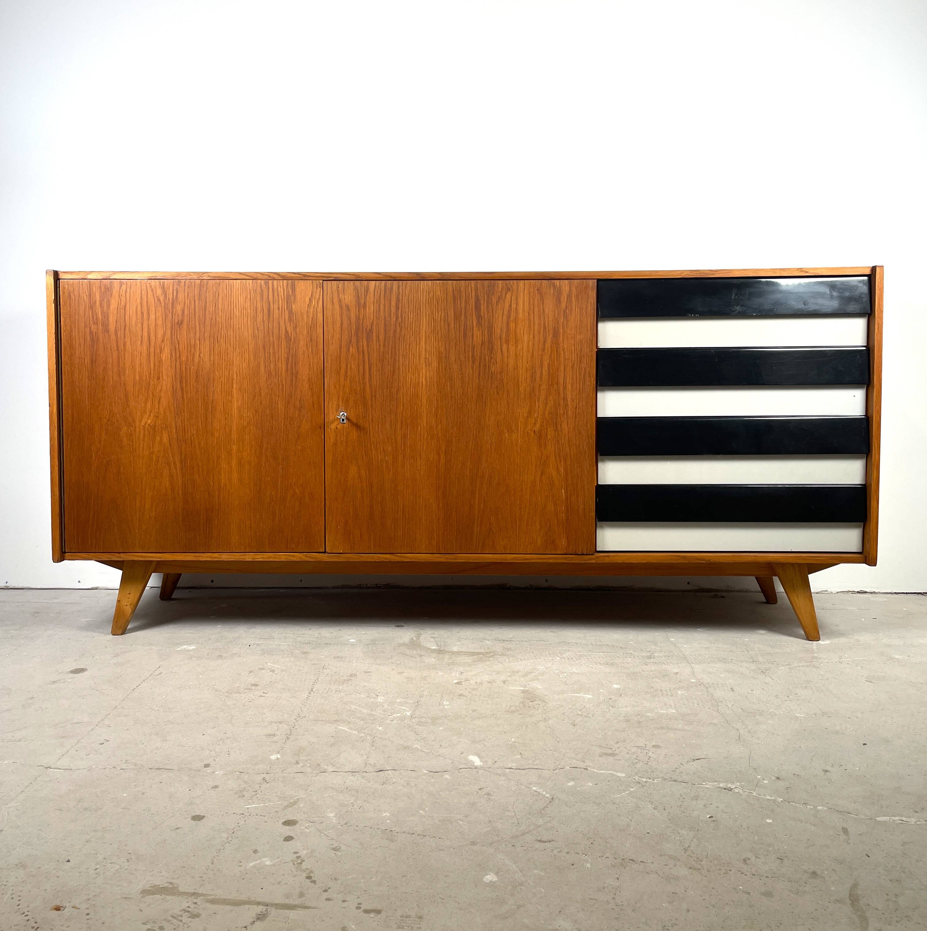 U460 sideboard with black/white drawers, Jiří Jiroutek