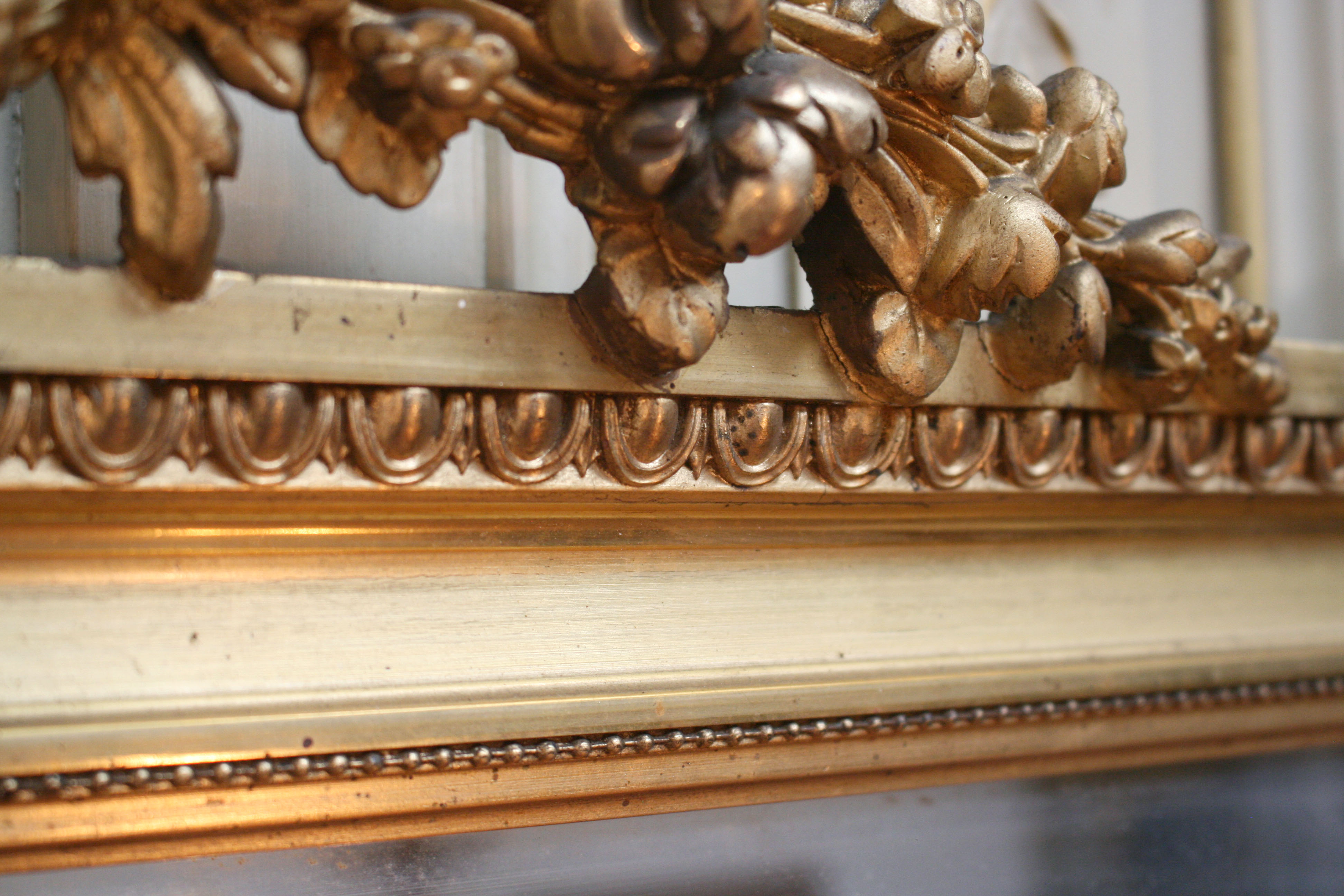 Miroir doré style Louis XVI