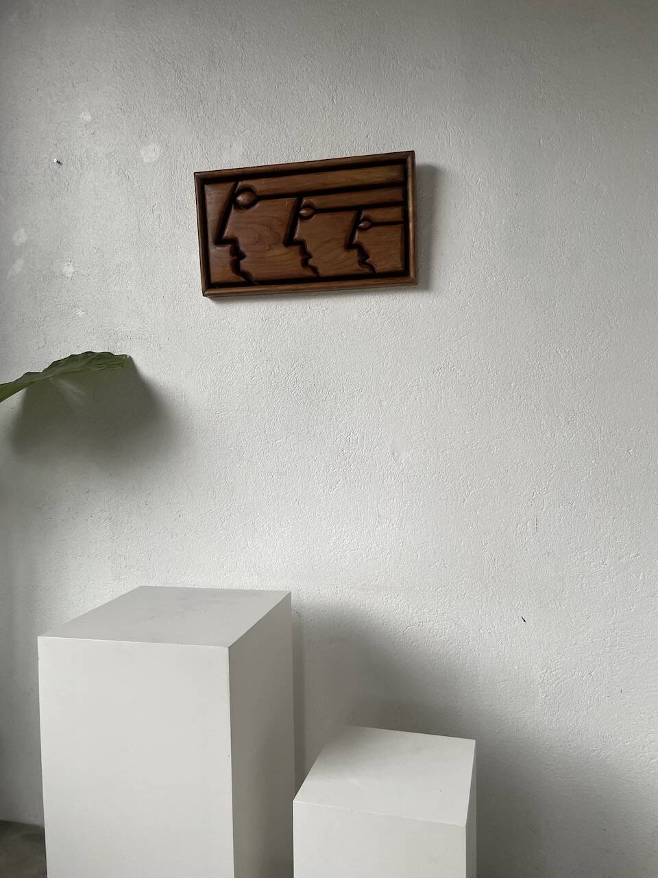 Bas relief cadre bois motifs visages