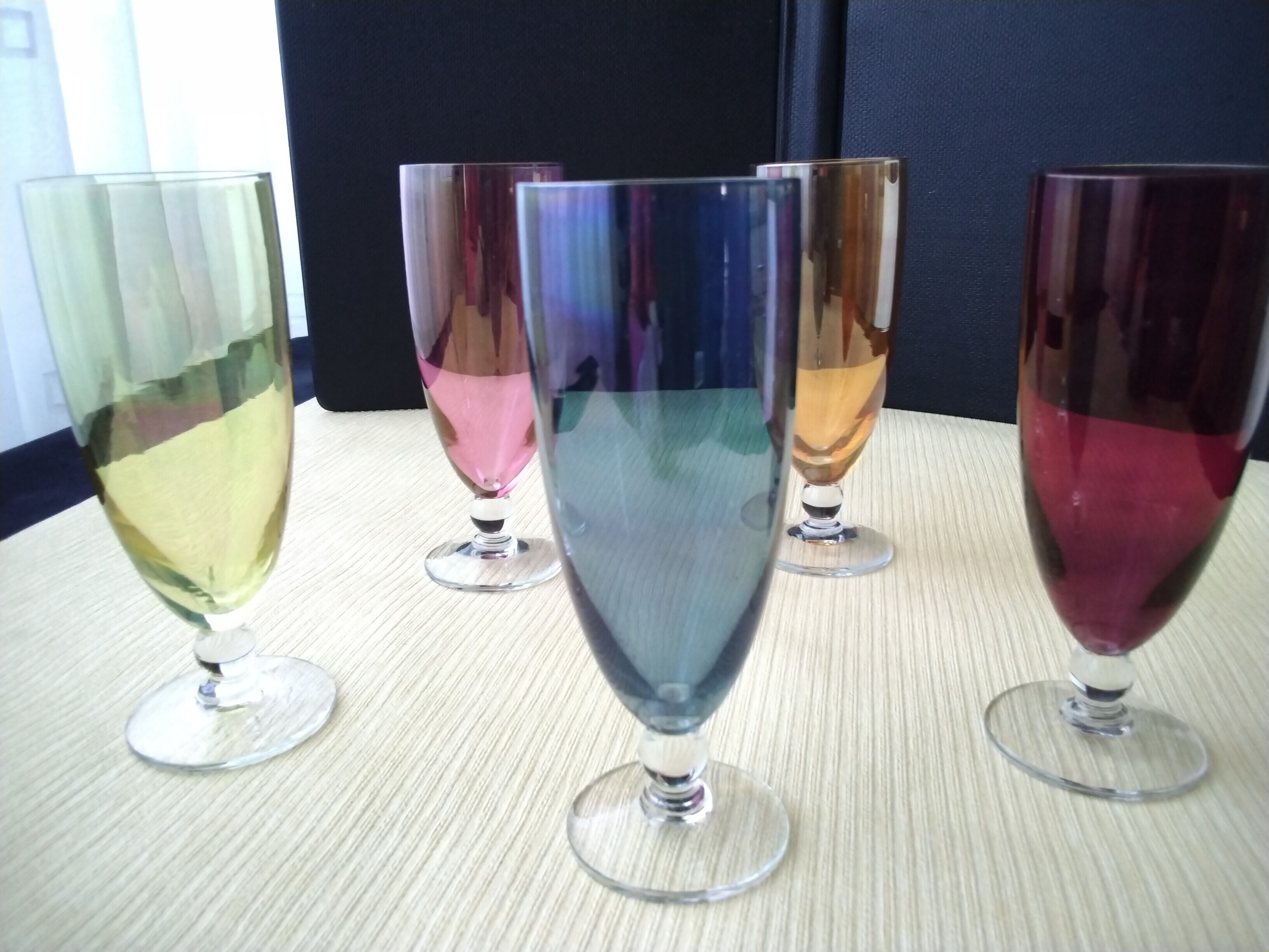 5 flutes en verre de différentes couleurs