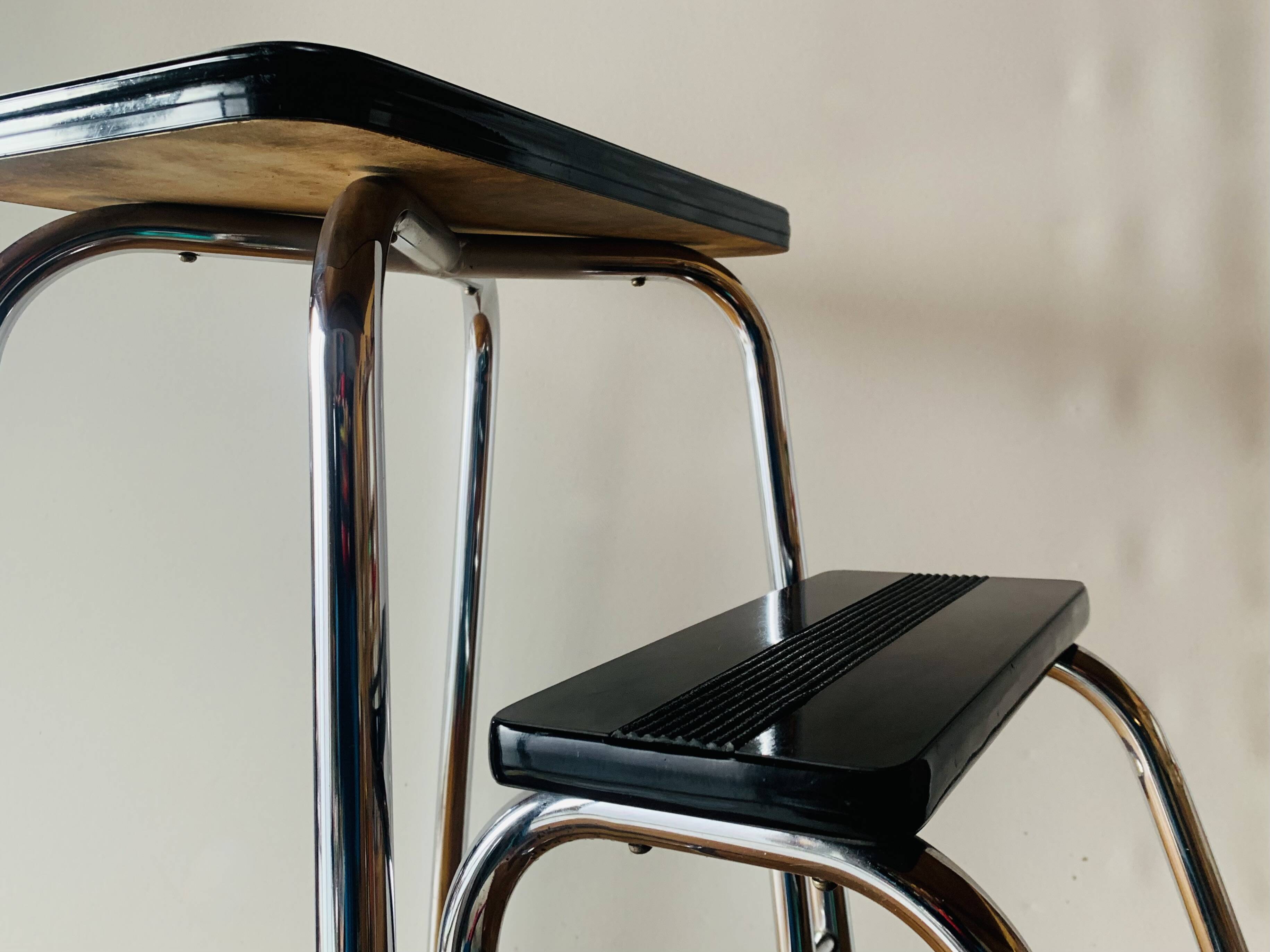 Tabouret escabeau vintage en formica noir et acier chromé