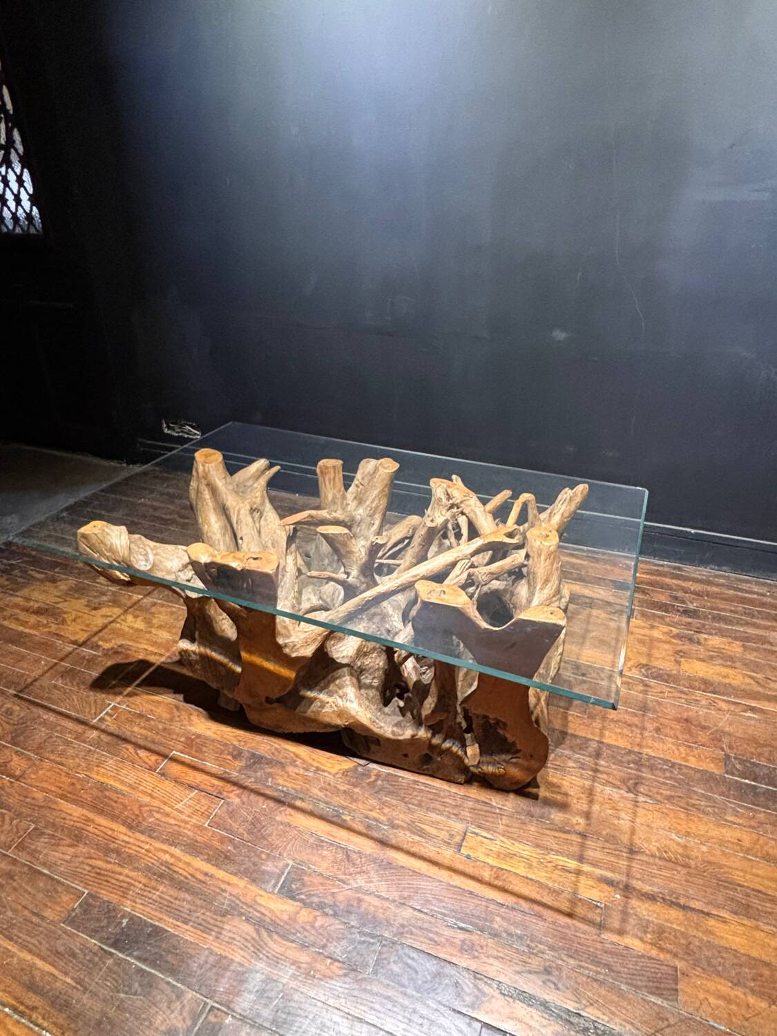 Design coffee table in driftwood and glass – Unique and natural piece