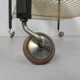 Table basse vintage sur roulettes avec porte-bagages