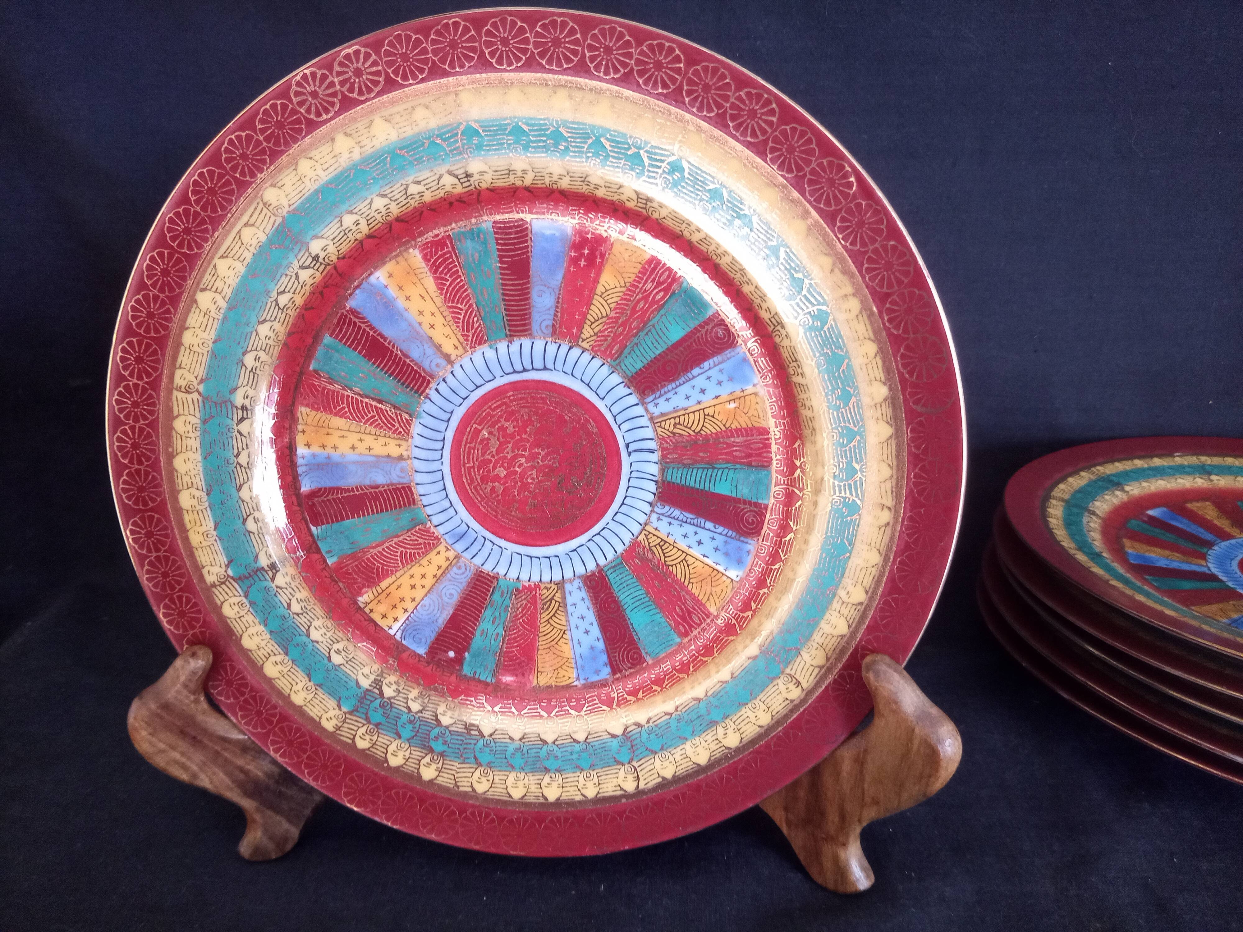 6 Assiettes à desserts en porcelaine japonaise décor géométrique et têtes d'hommes