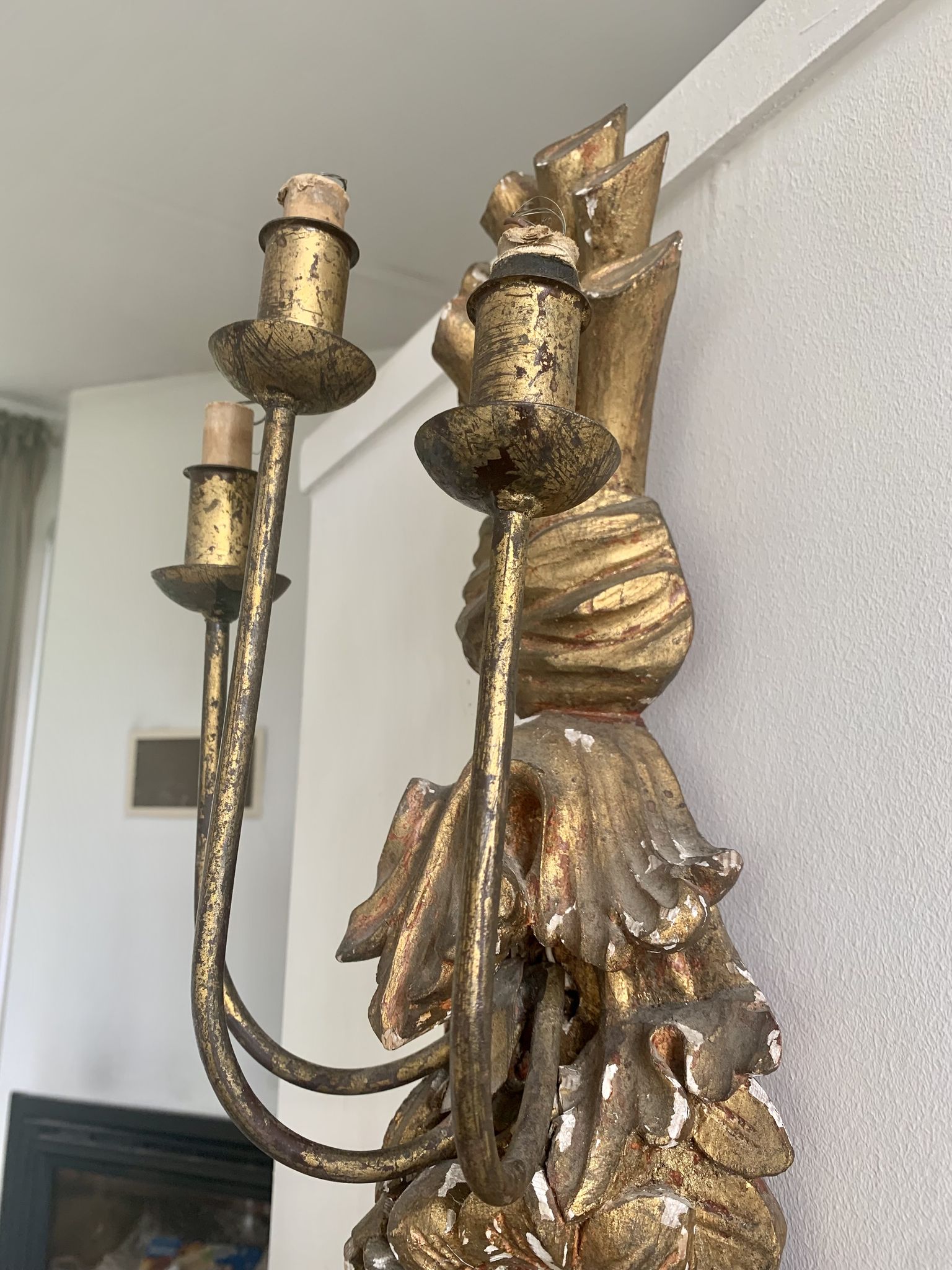 Carved wall lamp in wood of the seventeenth century