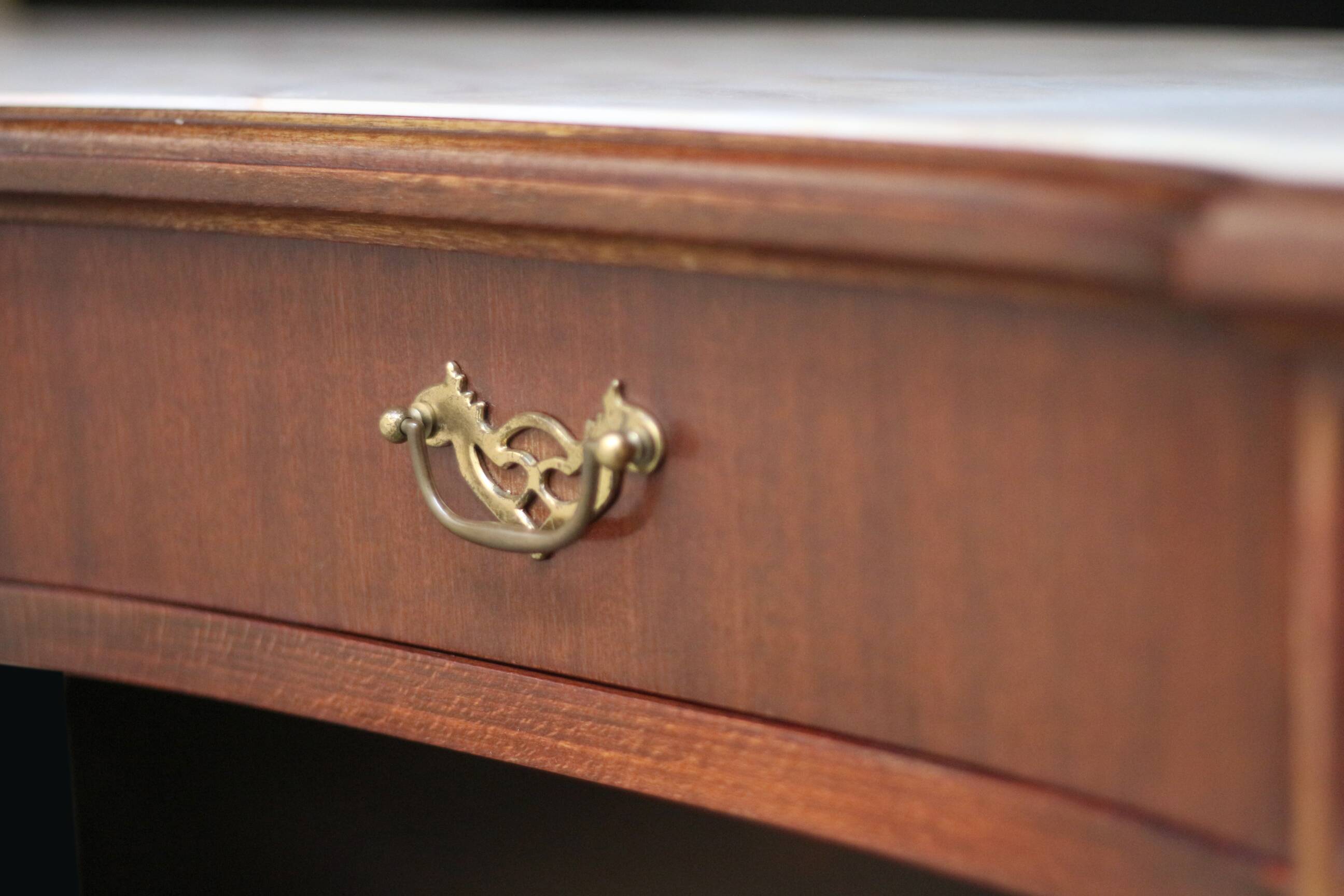 Superb mahogany and marble console table (early 20th century).