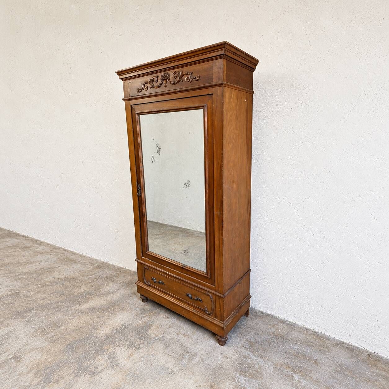 Armoire ancienne à miroir et décors sculptés