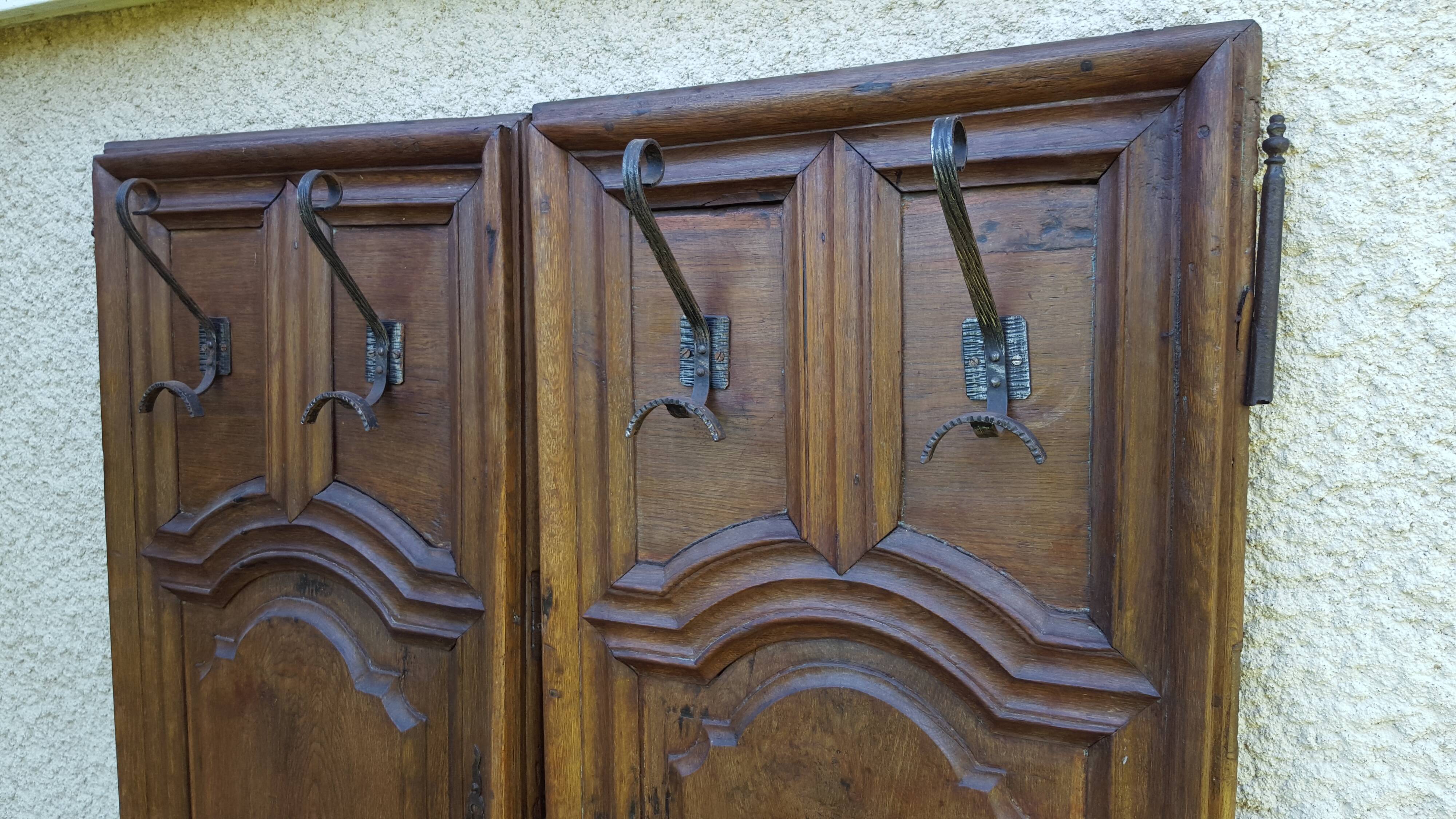Pair of 18th-century carved doors with patères