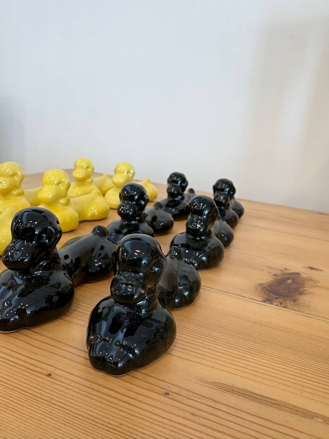 Box of 12 dog-shaped cutlery rests in yellow and black majolica.
