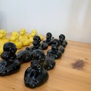 Box of 12 dog-shaped cutlery rests in yellow and black majolica.