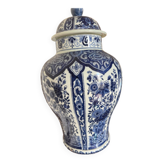 Delft blue covered vase