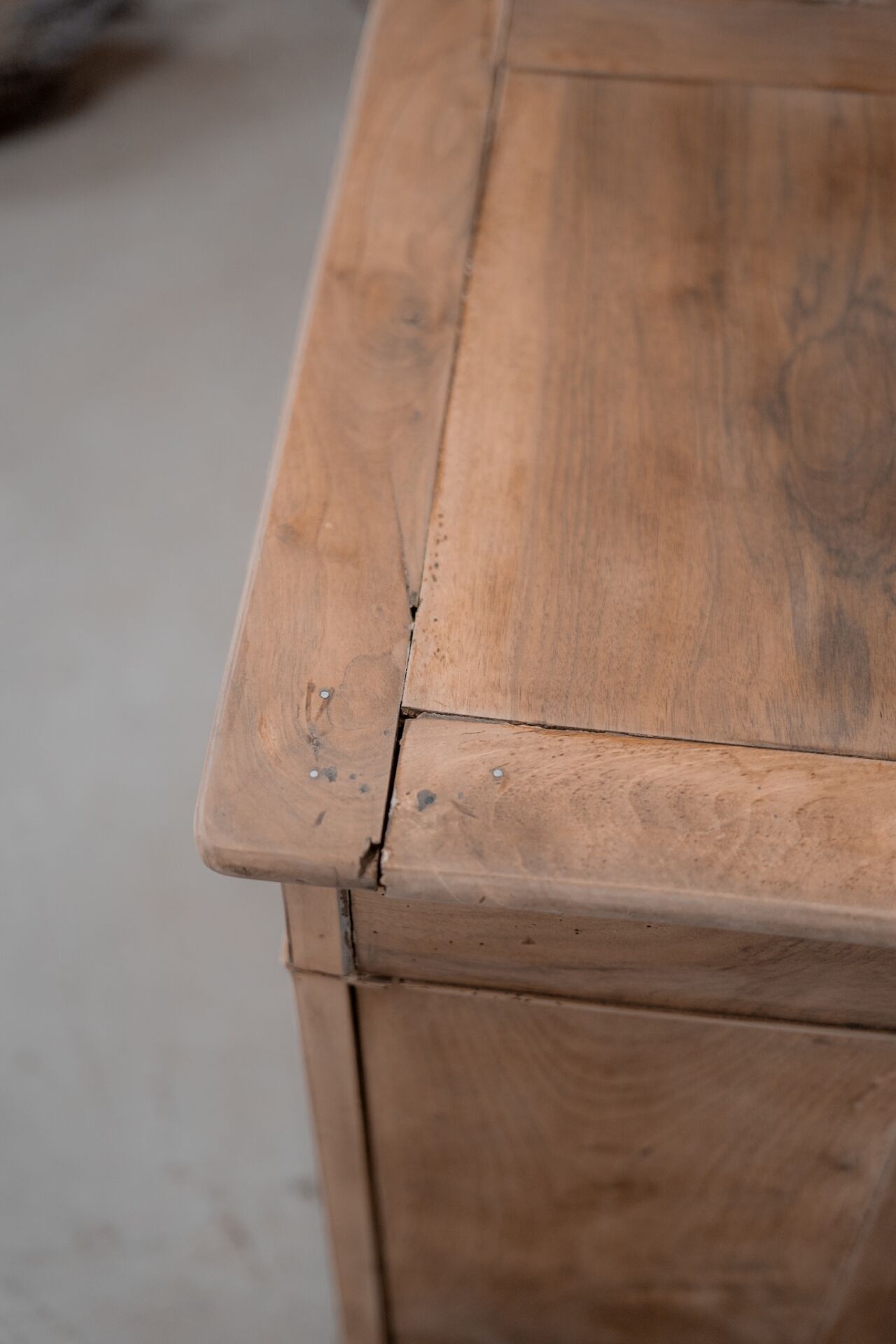 Commode en noyer massif