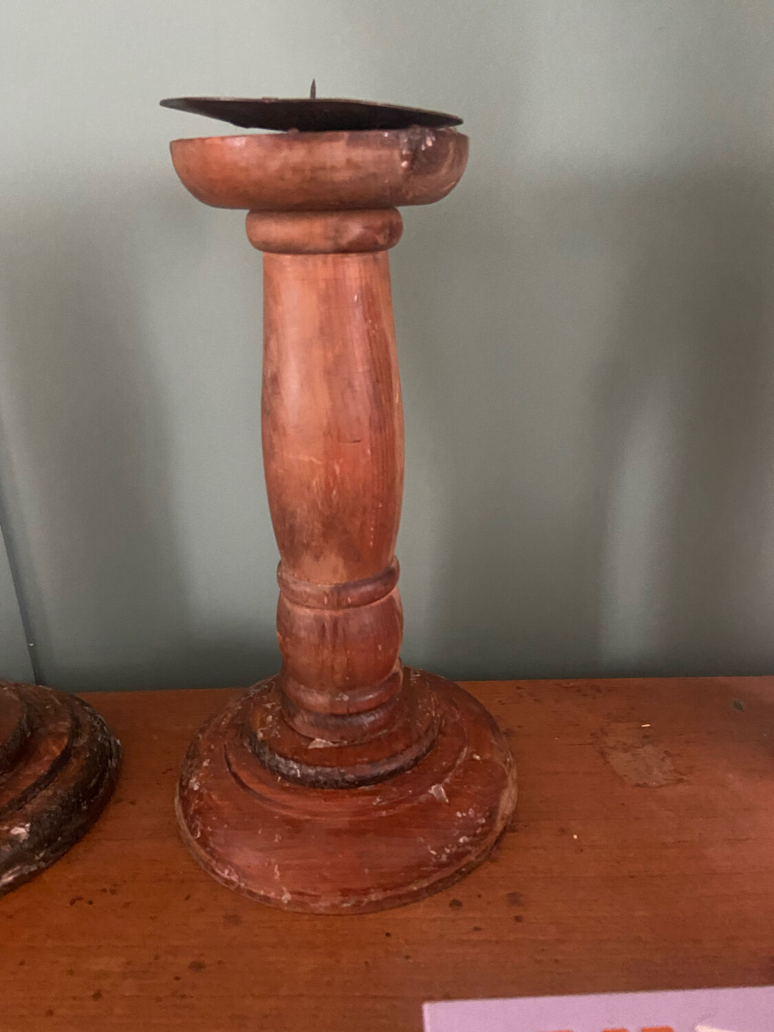 Paire de bougeoirs en bois tourné vintage