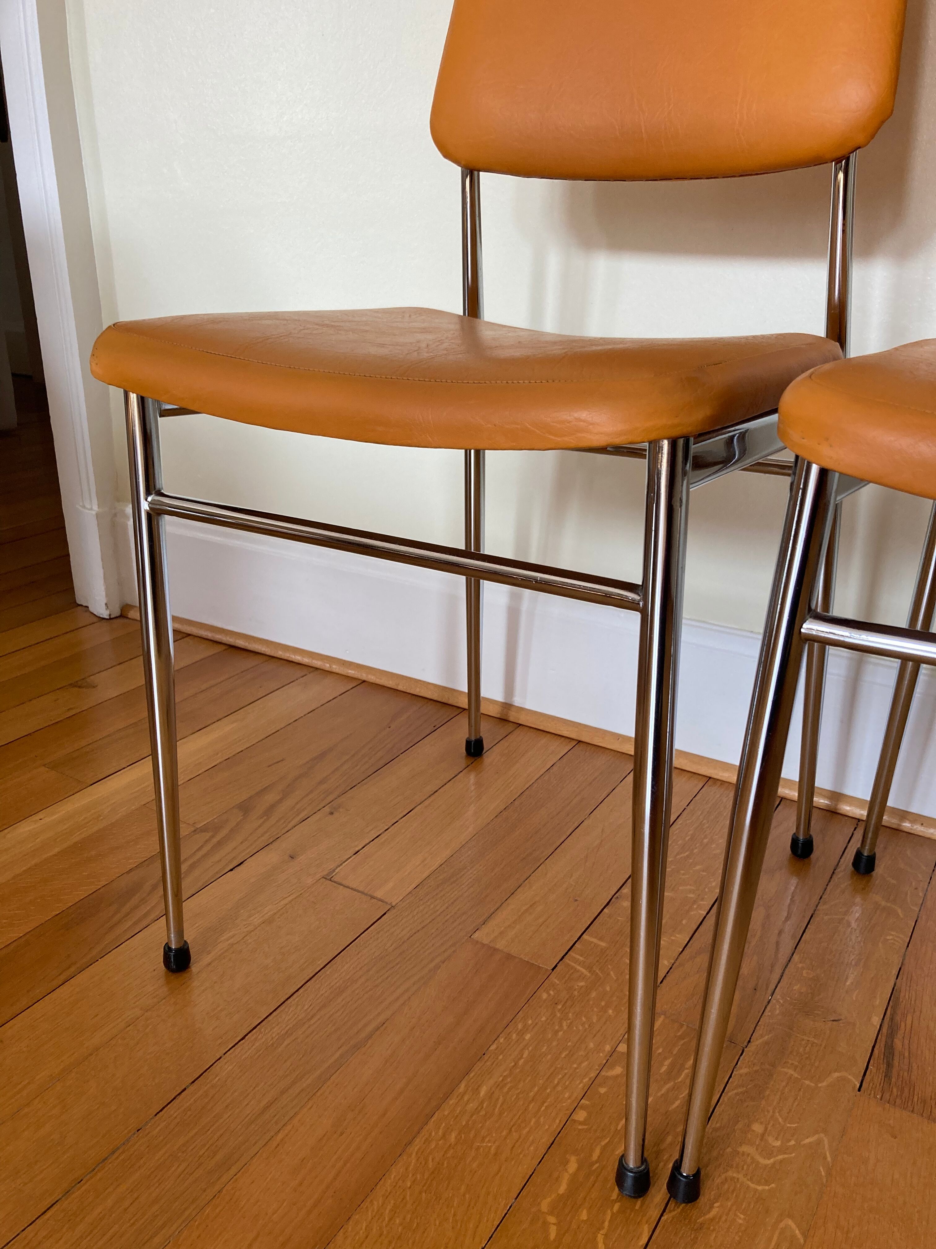 Paire de chaises chromé et skai orange
