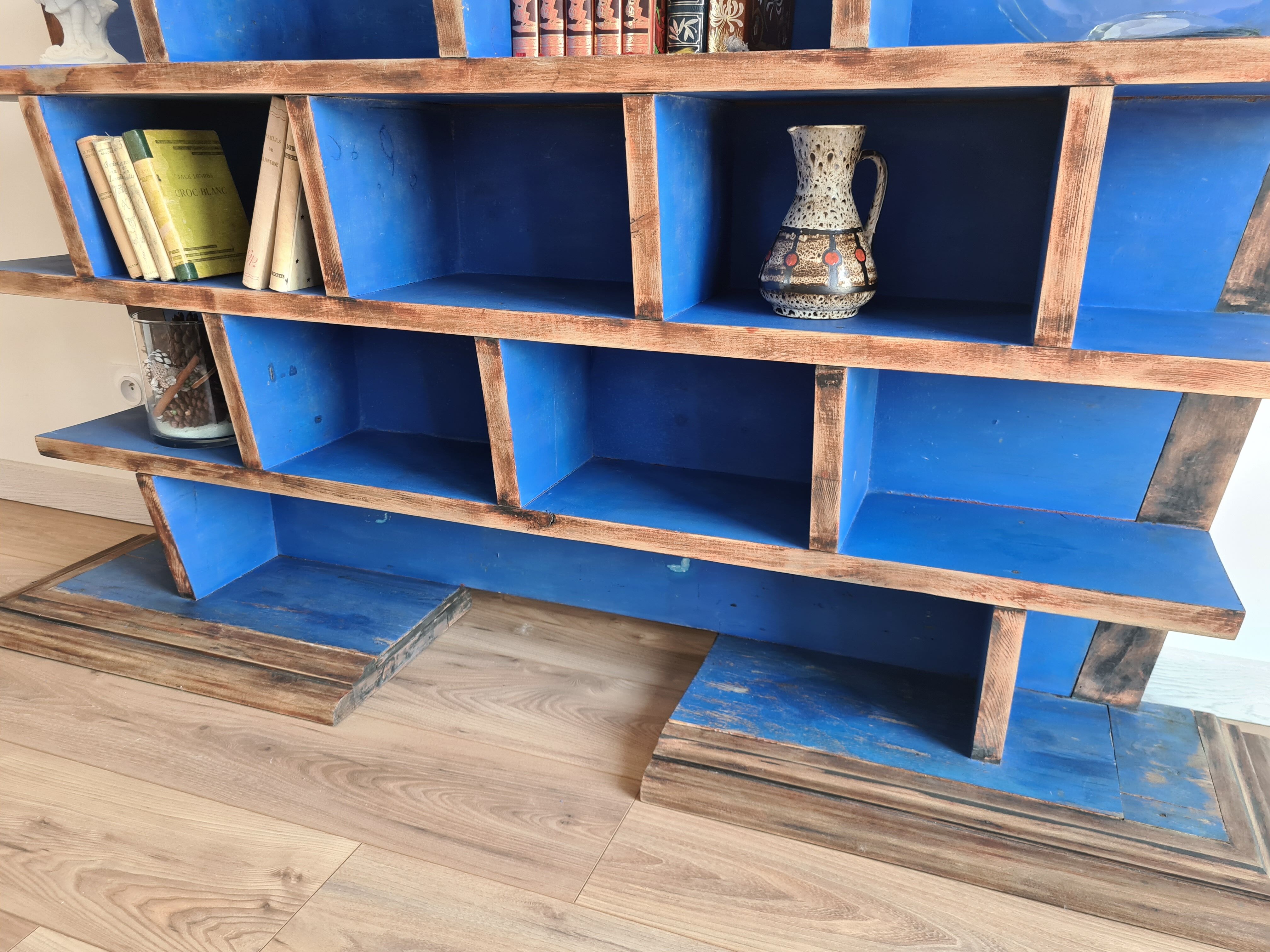 Trapezoidal shelf with solid wood art deco lockers