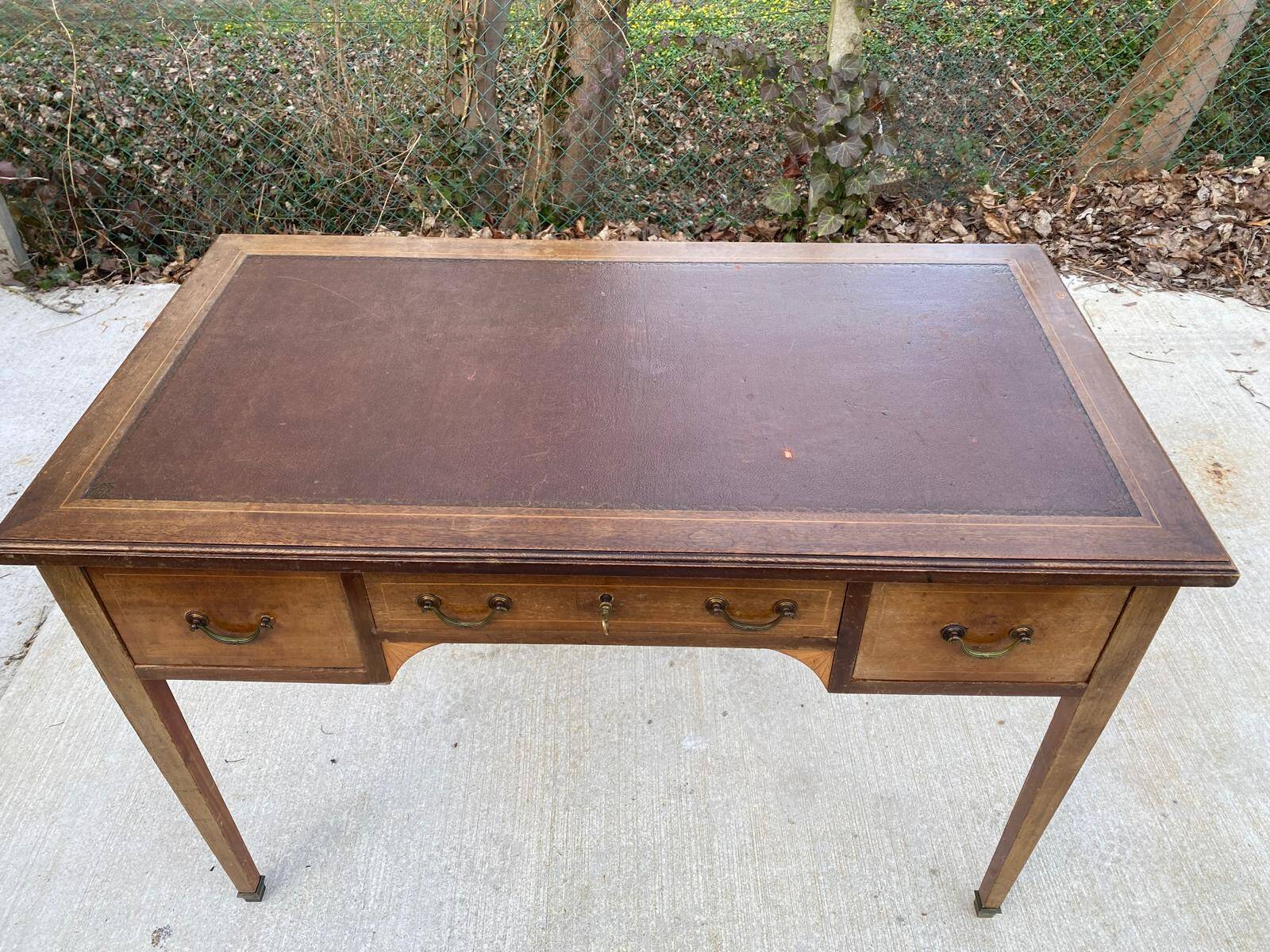 Louis XVI desk in solid wood and burgundy leather