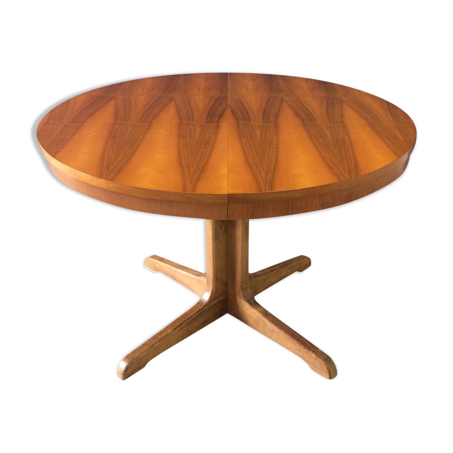 Extendable round table with butterfly leaf