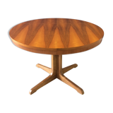 Extendable round table with butterfly leaf
