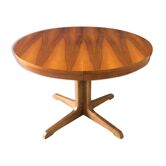 Extendable round table with butterfly leaf