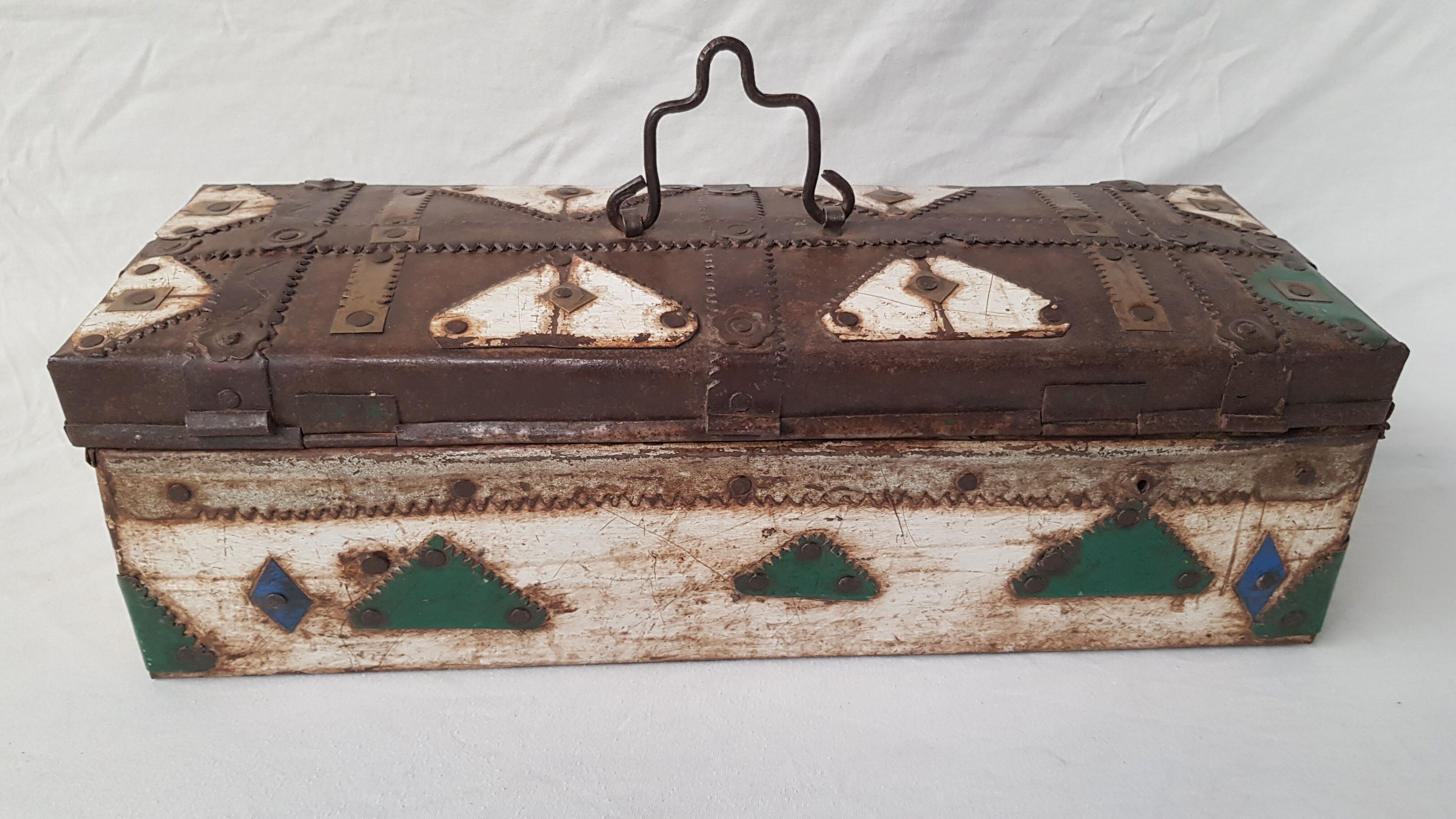 Ancienne boite tribale en métal martelé