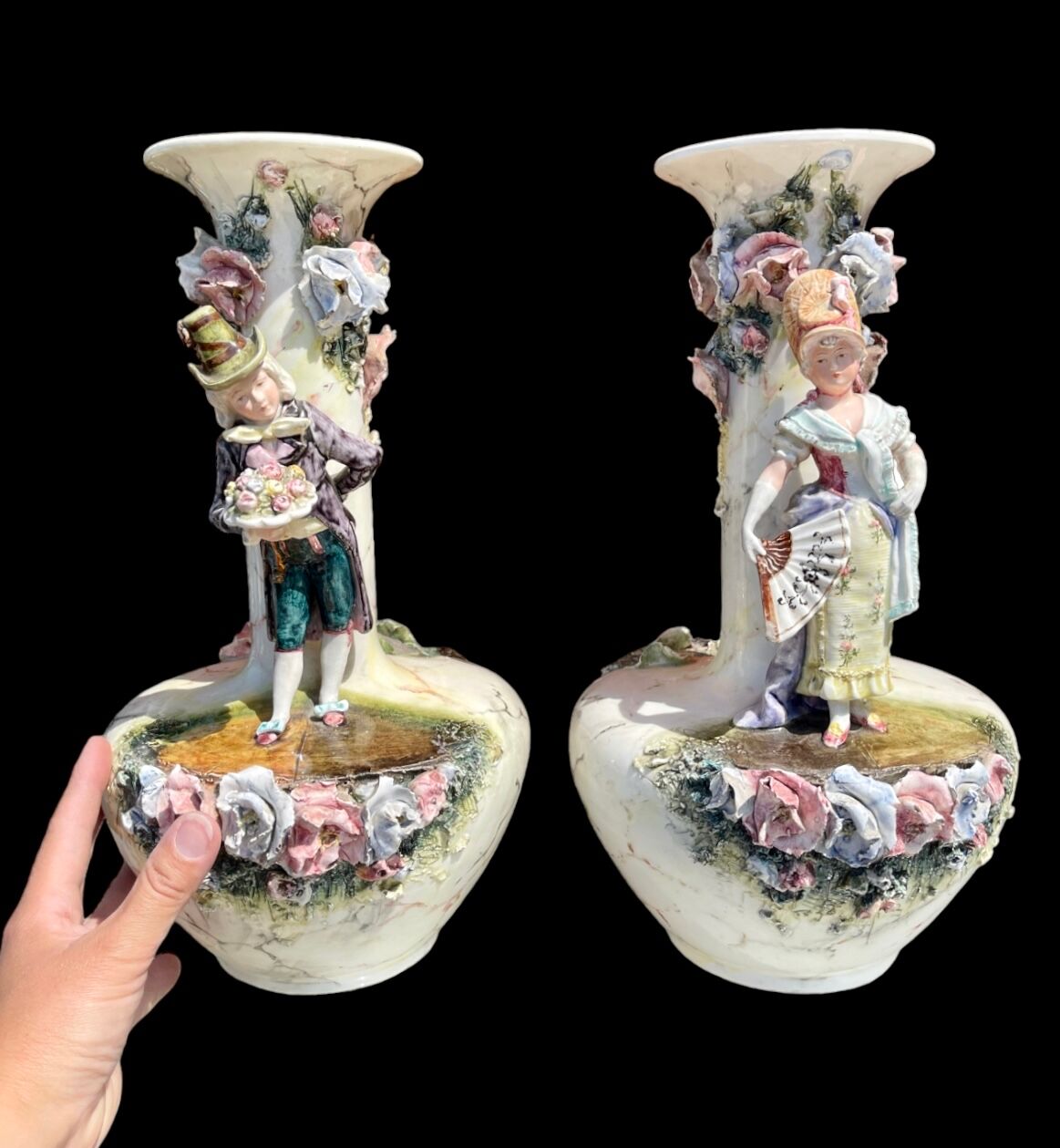 Paire de vases en barbotine