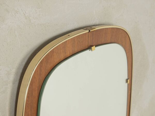 Magnifique miroir des années 1950 sur panneau de teck avec cadre en laiton. Fabriqué en Allemagne.