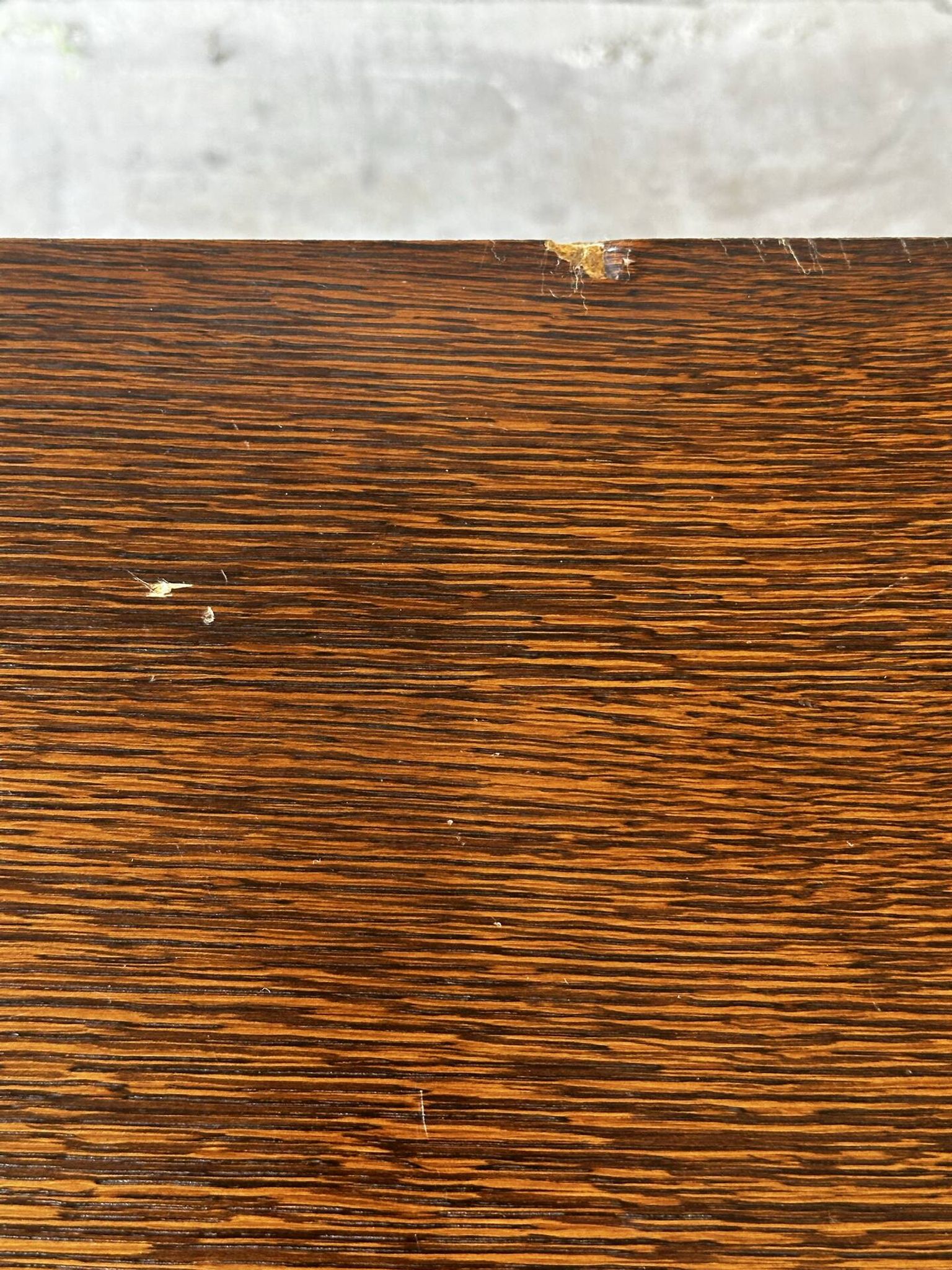 Vintage oak and veneer chest of drawers with 4 drawers.