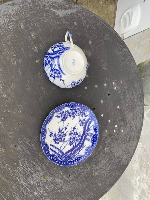 Coffee service composed of 17 pieces, in blue and white porcelain, cherry blossom patterns