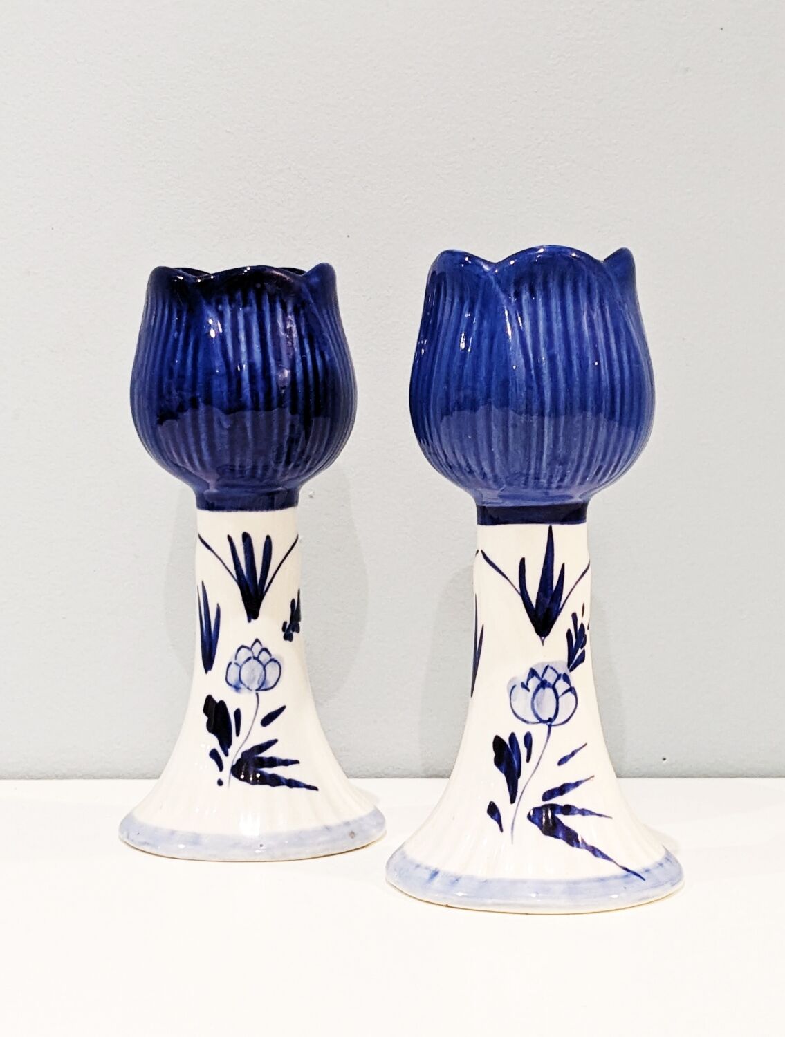 2 vintage '80 candlesticks in the shape of a tulip. Delft. In perfect condition.