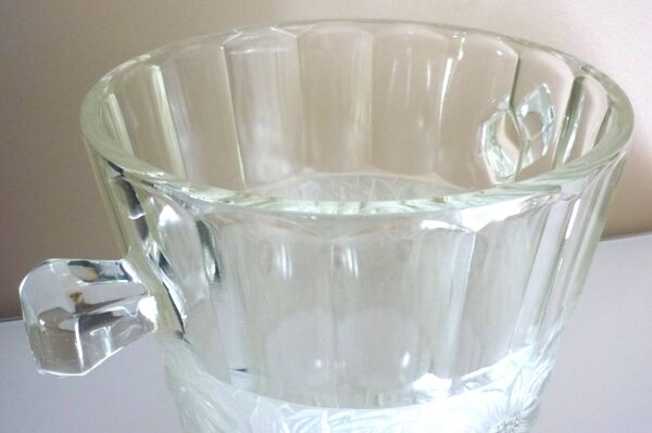 Seau à champagne, style et époque art déco, cristal épais, moulé, dépoli