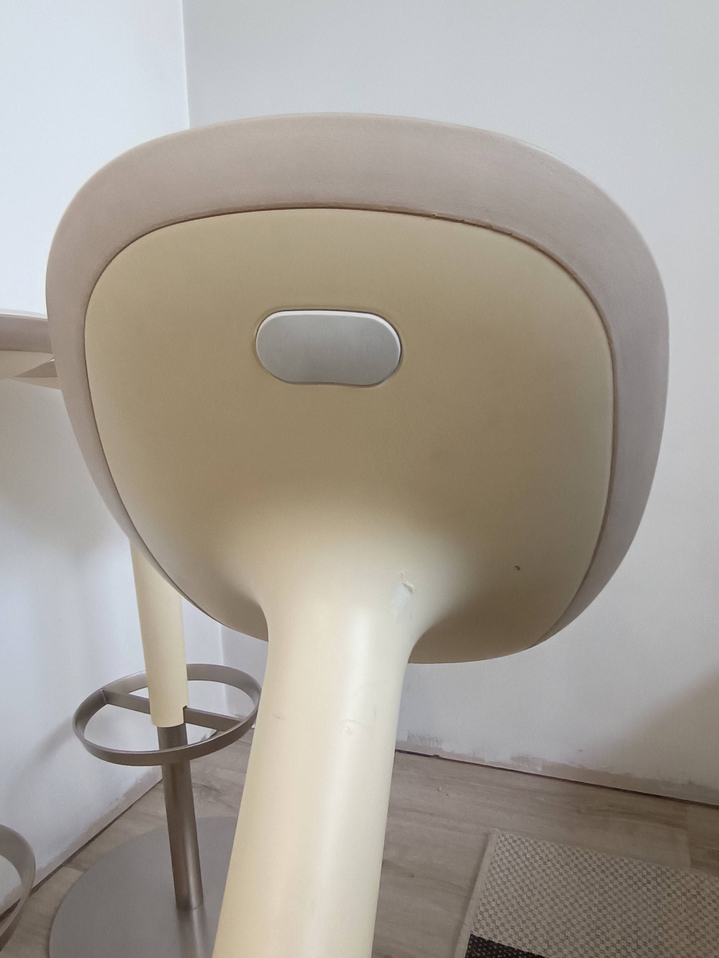 Ensemble de tabourets Babar par Simon Pengelly pour Arper 2006