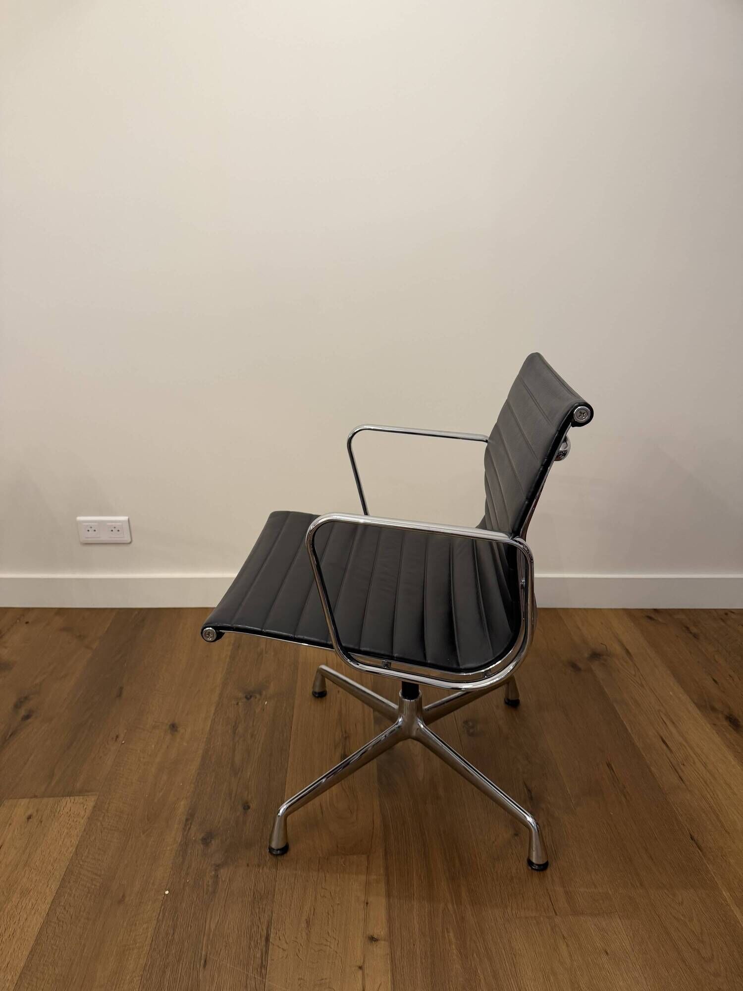 8 Aluminium Chairs EA