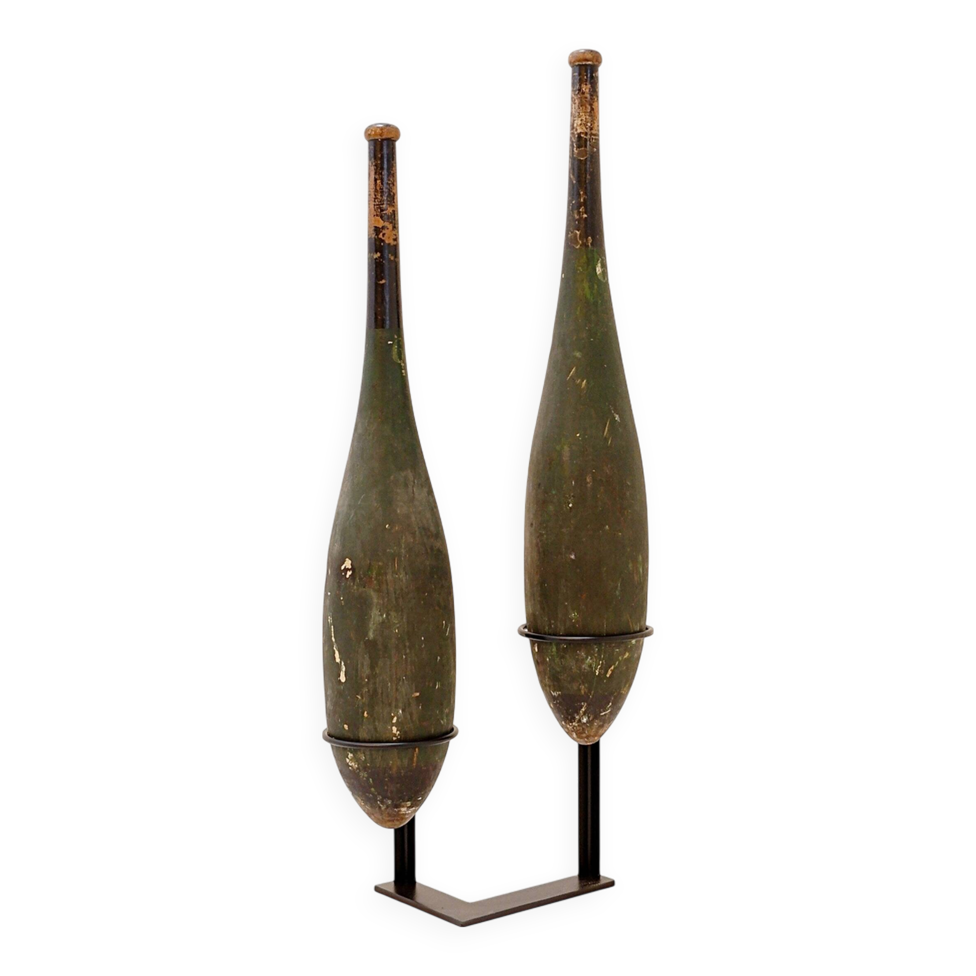 Paire de grandes quilles d'exercice en bois sur socle début du 20ème siècle