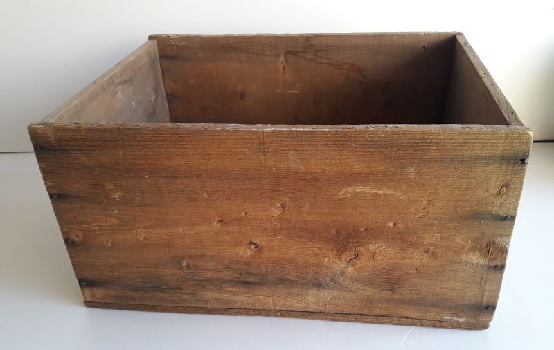 Case wood transport old wine Henri Maire