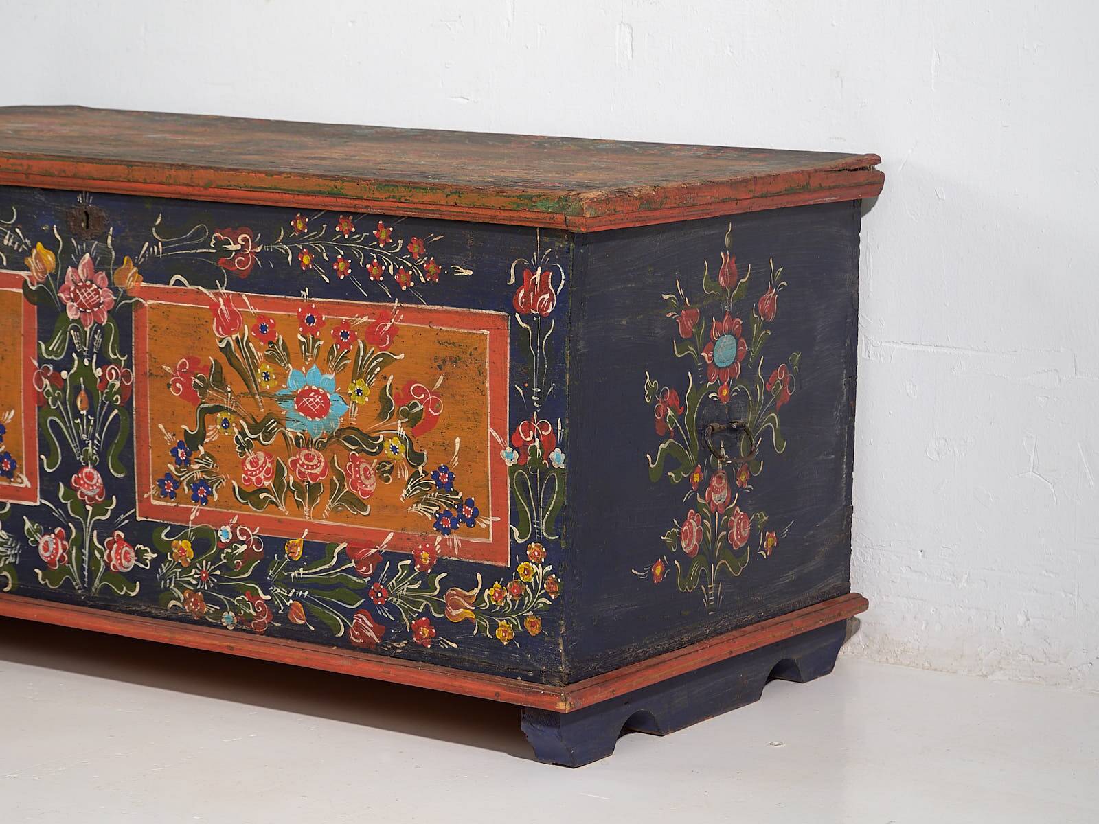 Antique trunk with floral motifs (c.1870)
