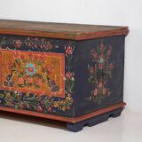 Malle ancienne à motifs floraux (c.1870)