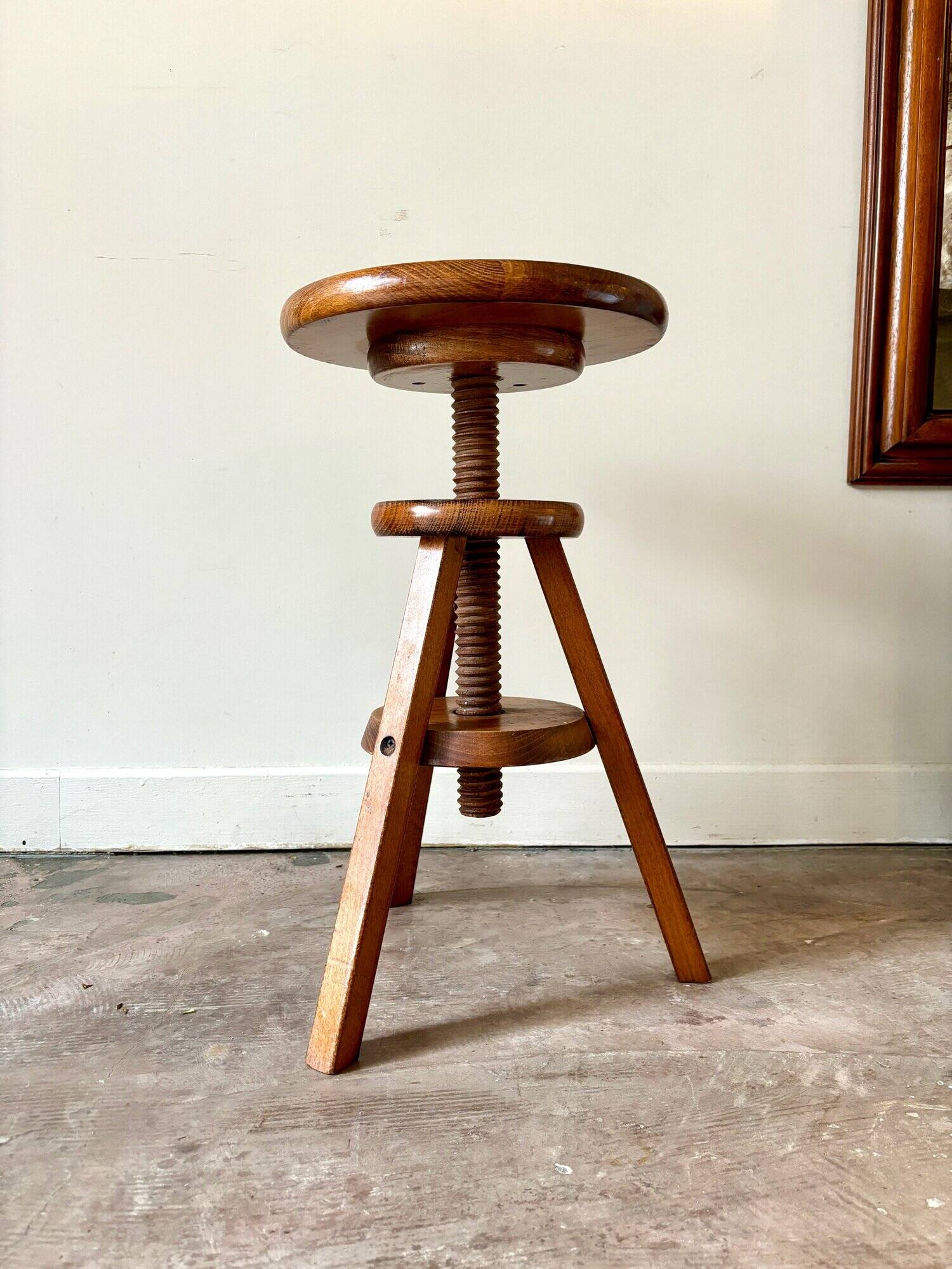 Wooden screw tripod stool
