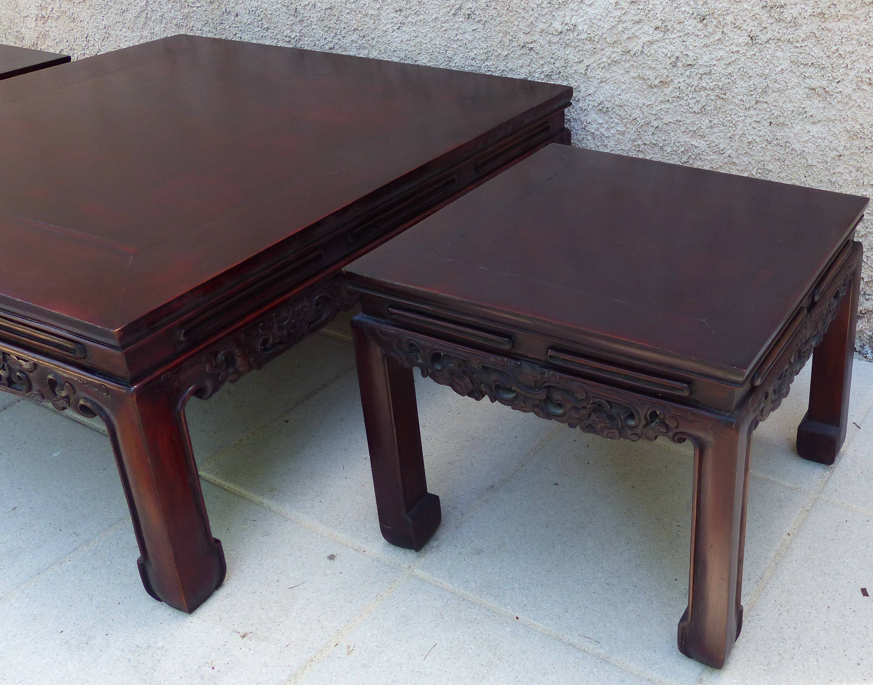 Ensemble de 3 tables en bois massif sculpté – Jakarta 1981 – pièce unique