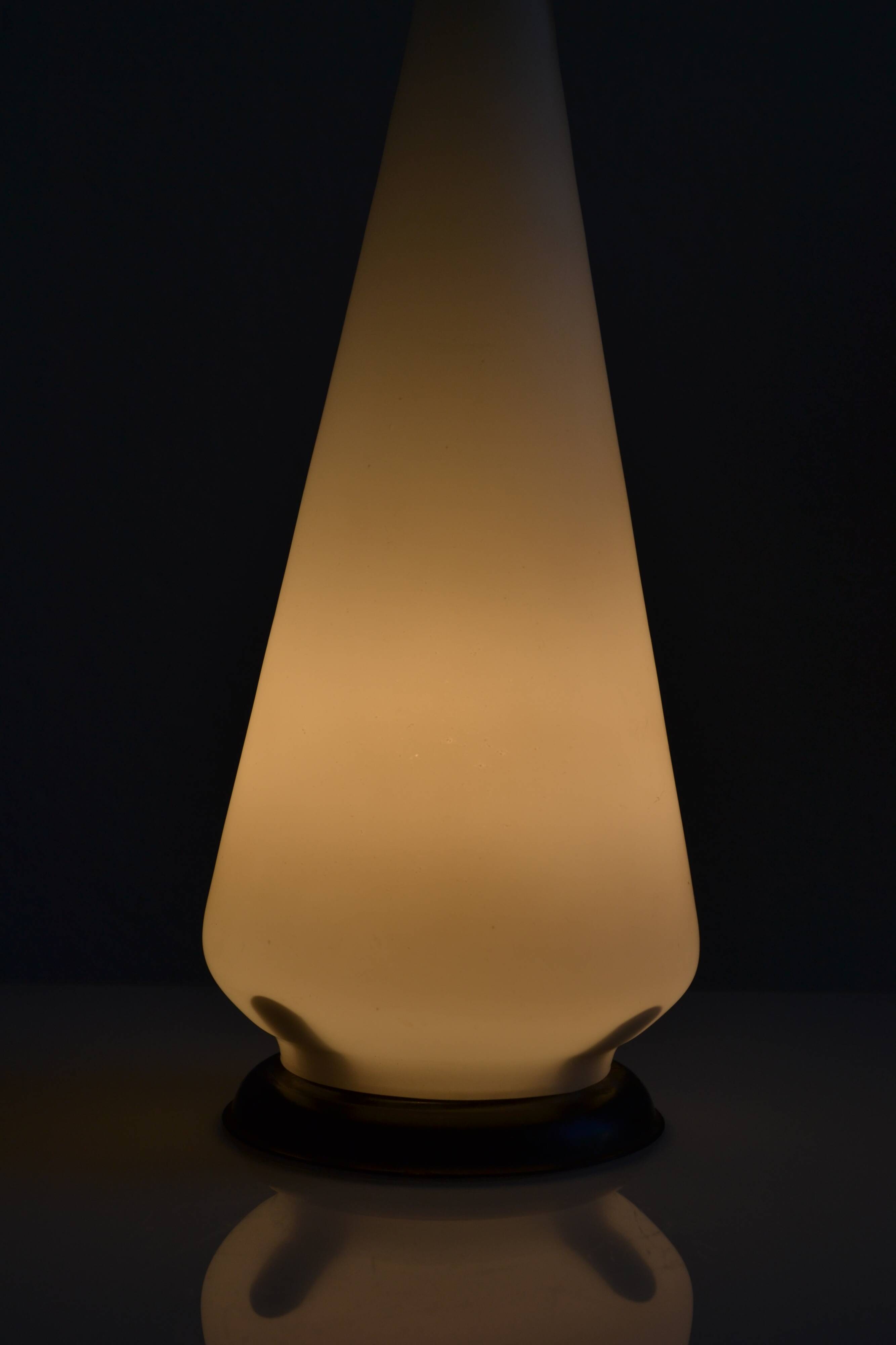 Lampe de table vers 1950 60 en verre opalin blanc