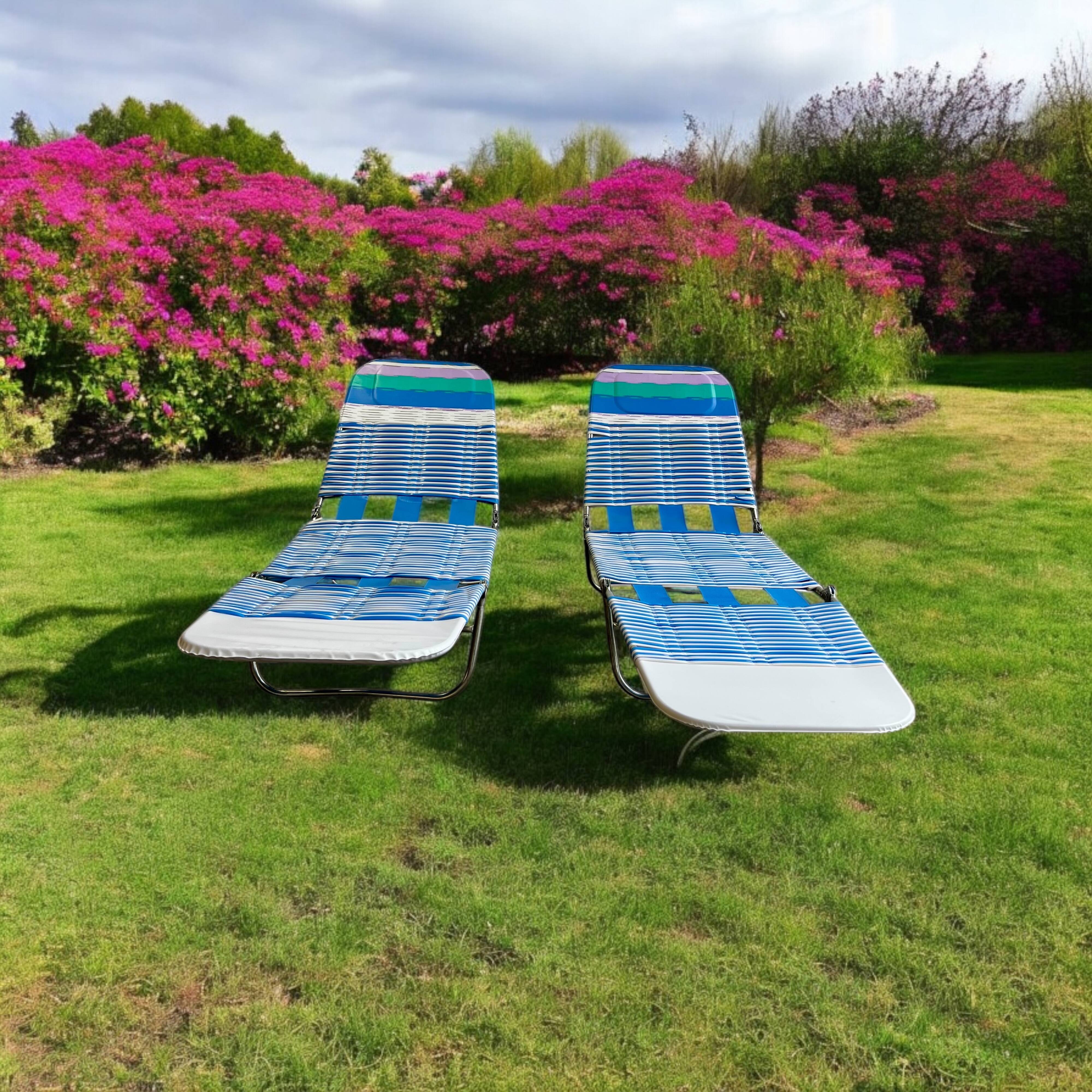 Set of 2 vintage folding lounge chairs