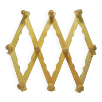 Accordion coat hooks