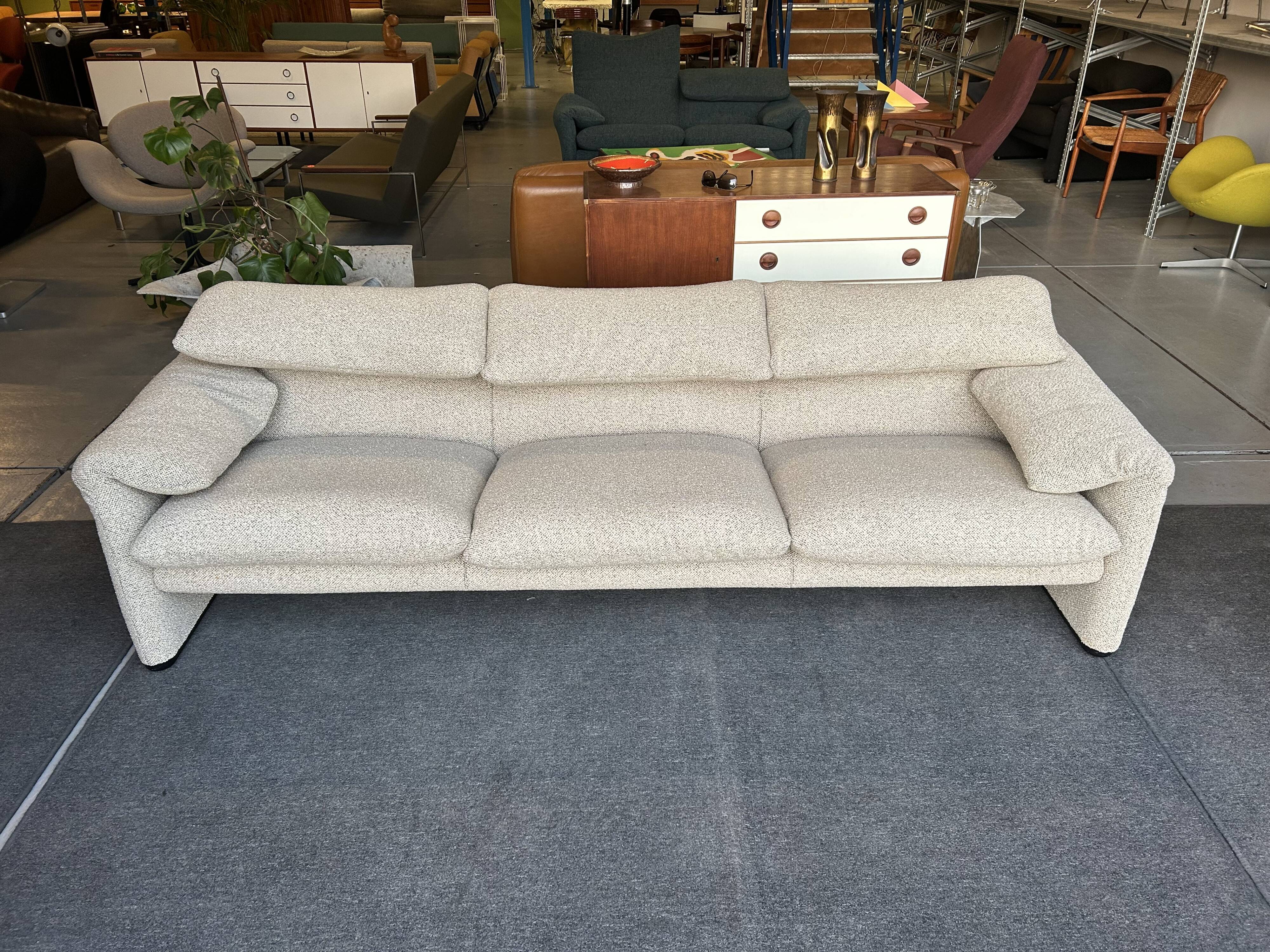Vico Magistretti "Maralunga" Canapé 3 places nouvellement rembourré pour Cassina